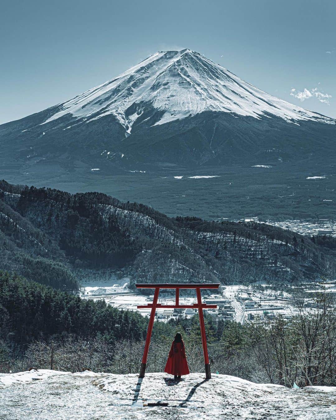 wacameraのインスタグラム：「We have God of Mt.Fuji. @misanov30 ちゃんを連れまわして静岡と山梨を駆け巡ってきました。今日の富士山は大当たり。すごく美しく見えた1日であった… 山梨ではほうとうを食べて、静岡では寿司の魚河岸。朝霧高原アイスも食べちゃった。 美女、美食、美景、美にまみれた1日を過ごして泥のように新幹線シートに沈んでいるのは、はい、わたくしです。  SONY α7III + SONY 24-105mm F4 + NiSi filter GND16」
