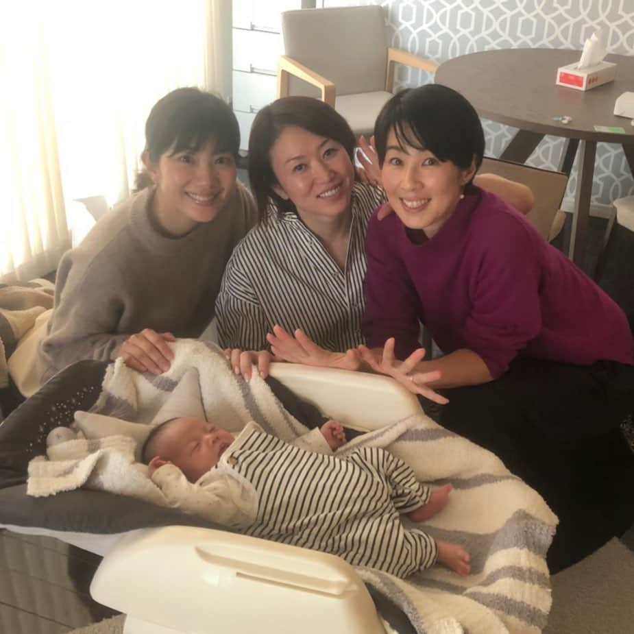 潮田玲子さんのインスタグラム写真 - (潮田玲子Instagram)「田中雅美さんのベビちゃんに浦田聖子さんと会いに行ってきましたっ😍🙌 可愛すぎた癒された〜💗💗💗 とりあえずみんな大変だけど子育て頑張ろうーと励ましあって終わりました🤣☝️😊🙌 #雅美さん産んだばかりとは思えないくらい #変わらない美しさ #鉄人だと思われがちですけど #弱音も吐きますよ笑 #子育てみんなで頑張ろう #もう10年以上のお付き合い #独身時代も良く遊びました #大好きなお姉さんたち #また会いに行きます」1月30日 21時30分 - reikoshiota_official