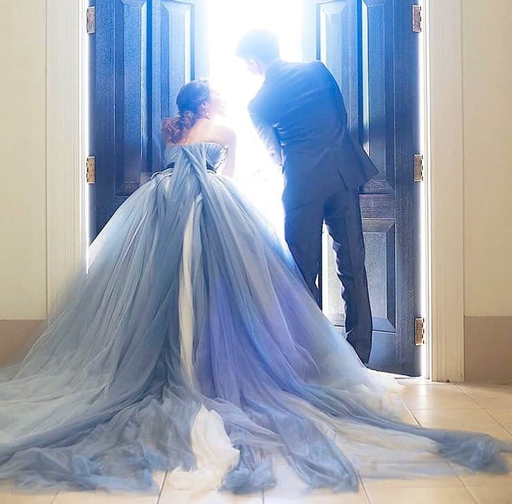 プレ花嫁の結婚式準備アプリ♡ -ウェディングニュースさんのインスタグラム写真 - (プレ花嫁の結婚式準備アプリ♡ -ウェディングニュースInstagram)「写真の指示書に入れたい♡おしゃれ花嫁さんのウェディングフォト9選💙 . . ➸➸➸➸➸➸➸💒➸➸➸➸➸➸➸ 本当の料金がわかる✨ ウェディングニュース式場検索 👰 . アプリ： @weddingnews_editor web版： @weddingnews_concierge ➸➸➸➸➸➸➸➸➸➸➸➸➸➸➸➸ . . こちらのお写真は #卒花嫁  @__xiammaix__ さんからリグラムさせていただきました🌟ありがとうございました😊✨ . . どれもおしゃれで参考になる♡さんの #ウェディングフォト 💕 . カバーは__xiammaix__さんがずっと憧れていた #ハツコエンドウ のSophiaを着て撮影したバックショット💙 . ボリュームのあるチュールとグラデーションになった #ロングトレーン がとても素敵で #ドレス の魅力が伝わってくるフォトですよね😍 . __xiammaix__さんの #ウエディングフォト はお顔を隠したショットが上手なので、SNSで顔出しをしたくない花嫁さんはポーズの参考にもなりますよ♩✨ . どのフォトも素敵なので、ぜひスワイプ👉🏻してみてくださいね💕 . . . ＼📷投稿お待ちしています／ . 花嫁はもちろん、業者さんも大歓迎✨ アナタのお写真をご紹介してもOKという方は、ぜひ #ウェディングニュース にお写真を投稿してください💕 . . ⬇︎関連アカウント⬇︎ . 🕊メインアカウント 【 @weddingnews_editor 】 . 💒インスタグラムで式場探し 【 @weddingnews_concierge 】 . 👰花嫁から式場探し 【 @weddingnews_brides 】 . . その他、編集部からの連絡専用 @weddingnews_contact や、スタッフ個人の連絡用として @WN_xxxx（xxxは個人名）があります💕 . . …………………………… ❤️ウェディングニュースとは？ …………………………… . 花嫁のリアルな”声”から生まれた、花嫁支持率No1✨スマホアプリです📱💕 . . 🌸知りたい… #結婚式準備 に役立つ記事を毎日150件配信中♩ . 🌸見たい… インスタの #ウェディング 系投稿TOP100が毎日チェックできる＊IG画像の複数ワード検索も可♩ . 🌸叶えたい… 式場をはじめとした  #結婚式 関連の予約サイトが大集合♩ . 🌸伝えたい… 自分の結婚式レポ『マイレポ』が簡単に作れる♩卒花嫁のレポが読める♩ . . @weddingnews_editor のURLからDLしてね✨ . . . #プレ花嫁 #結婚  #花嫁 #ウエディング  #プレ花嫁準備 #2020秋婚 #ロケーションフォト #フォトウェディング #前撮り #カラードレス #新郎新婦 #weddingphotography #2020夏婚 #ブルードレス #結婚写真 #結婚式レポ #日本中のプレ花嫁さんと繋がりたい #カップル #カップルフォト」1月30日 21時32分 - weddingnews_editor