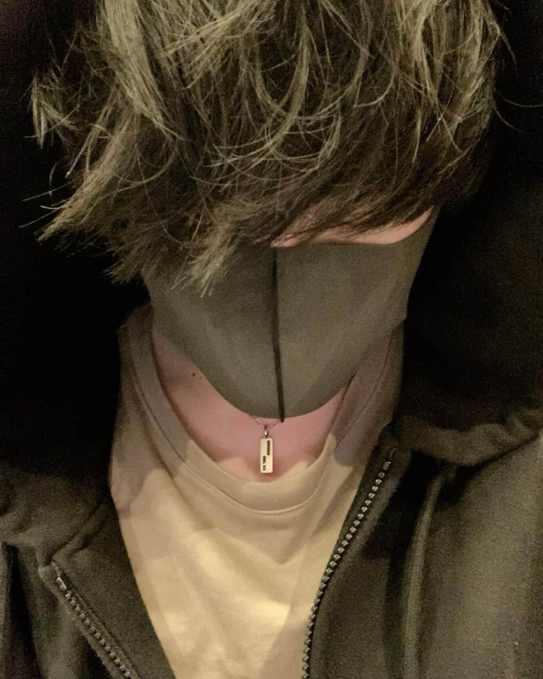 イーサンのインスタグラム：「今日の髪🦱 1月終わるでー🎍  #ストーリーにあげるクオリティのやつ」