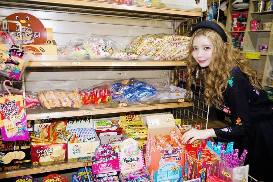 益若つばささんのインスタグラム写真 - (益若つばさInstagram)「私の地元こしがやの駄菓子屋さんに行ったよ！🌈﻿ ﻿ ﻿ #こしがや私の日常﻿ イン素タグラムフォトコンテスト明日までだから応募してね🙆‍♀️🌈﻿ ﻿ 《募集期間》﻿ 2020年1月31日(金)﻿ 23時59分まで﻿ ﻿ 《投稿内容》﻿ 『幸せ』や『喜び』など個人的な '素' の感情が揺さぶられた、越谷市内でのパーソナルな場面で撮った写真の投稿。﻿ ※被写体は問いません。﻿ ﻿ 《応募条件》﻿ ①日本国内に在住してること。﻿ ※賞品発送の都合上﻿ ﻿ ②越谷市内で撮影された﻿ 写真であること。﻿ ﻿ ③過去1年以内に撮影された﻿ 写真であること。﻿ ﻿ 写真に　@koshigaya_my_days をタグ付けして、﻿ ハッシュタグ『#こしがやジェニック』、『#こしがや私の日常』をつけて投稿してくださいね！」1月30日 21時33分 - tsubasamasuwaka1013