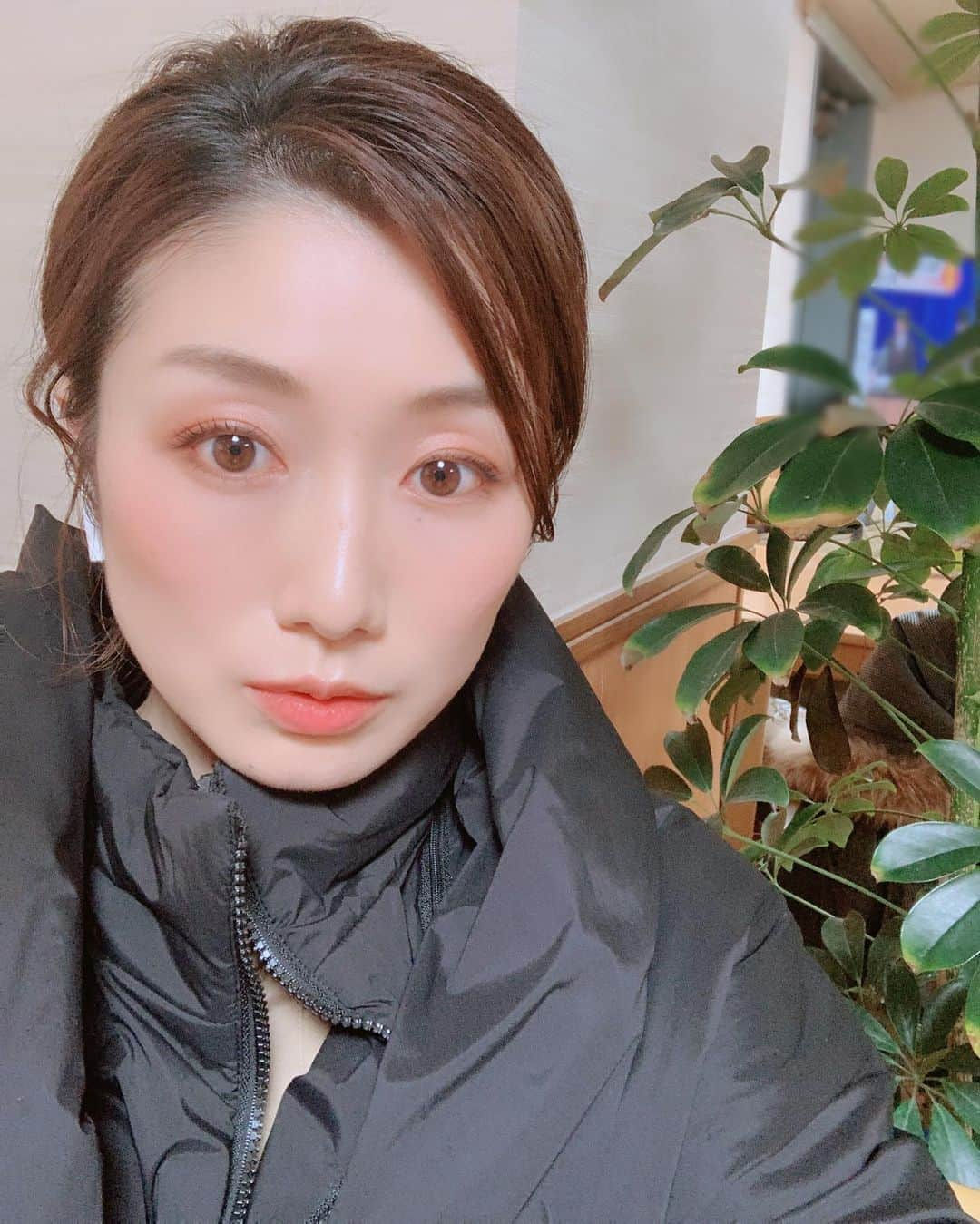 山本真由美さんのインスタグラム写真 - (山本真由美Instagram)「. むすんでひらいてー⑅◡̈⑅ . . 2日間の撮影、 濃厚でしたぁぁ。 おつかれさまはーん！♨️ . . #airpods #👂 #music  #何聴いてるでしょう  #cm #shooting  #sunny #studio  #japan #tokyo  #botanical #likeforfollow #photography #hairmake #おつかれさま #辛苦了」1月30日 21時38分 - mayumi_yamamoto.official