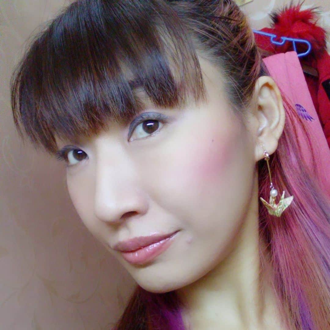 のインスタグラム：「昨日は歌芸夢者様に出演でした。 ご覧いただいた皆様、ありがとうございました。 iPhoneを紛失したため、通話用のガラケイで一枚。 折り鶴のイヤリングです☺️ #土浦 #歌芸夢者 #モノマネ #マジック #荒木巴 #マジシャン #手品 #折り鶴イヤリング」
