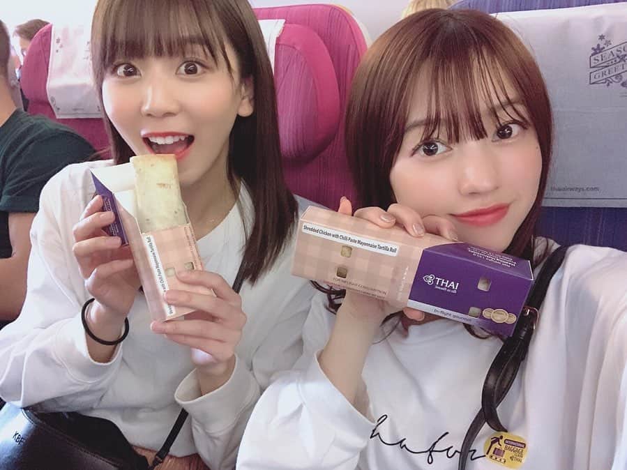 吉川千愛のインスタグラム：「午前にタイへ出発して﻿ プーケットに到着しました♪﻿ ﻿ タイ観光リージョナルアンバサダー﻿ として今日から﻿ タイの魅力を発信していくよー🇹🇭💓﻿ ﻿ 今日はほとんど移動✈️﻿ 機内食食べて映画観たり🎬﻿ テトリスしたり！w﻿  枕と毛布もあるから ゆっくり寝たり、 快適に過ごせたー！！ ﻿ 日本との時差は2時間という絶妙な時間！！﻿ 眠くなる前に夜ご飯食べて﻿ 明日に備えよう🤩✨﻿ ﻿  @thai_airways_japan  @amazingthailandjp ﻿ ﻿ #こんなタイ知らなかった #thailovers ﻿ #タイ女子旅 ﻿ #プーケット﻿ #プーケット旅行 ﻿ #タイ国際航空  #タイ国際航空機内食  #TG #thailand #thai﻿ #LinQ #吉川千愛　#こんにちあ﻿ #あいんちゅ　#fukuoka #福岡」
