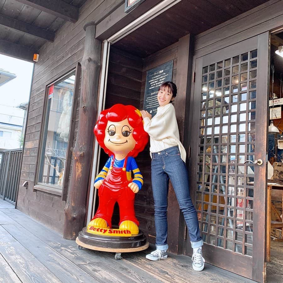 のインスタグラム：「#bettysmith で #ジーンズ作り 体験！ . 先週の #RSK #３時のおやつで #ベティスミス さんに行ってきまして オリジナルの #ジーンズ を作ってきました！ 予め作られているジーンズの中から 好きなジーンズを選び、好きな #ボタン や #リベット をつけて世界に一つだけのジーンズ🥺 東京の恵比寿にもあるみたいなのでもう一本別のジーンズ作る〜！ . そして事務所の先輩の #山瀬まみ さん発見！ 行く先々で知ってる方を見つけると嬉しくなります☺️」