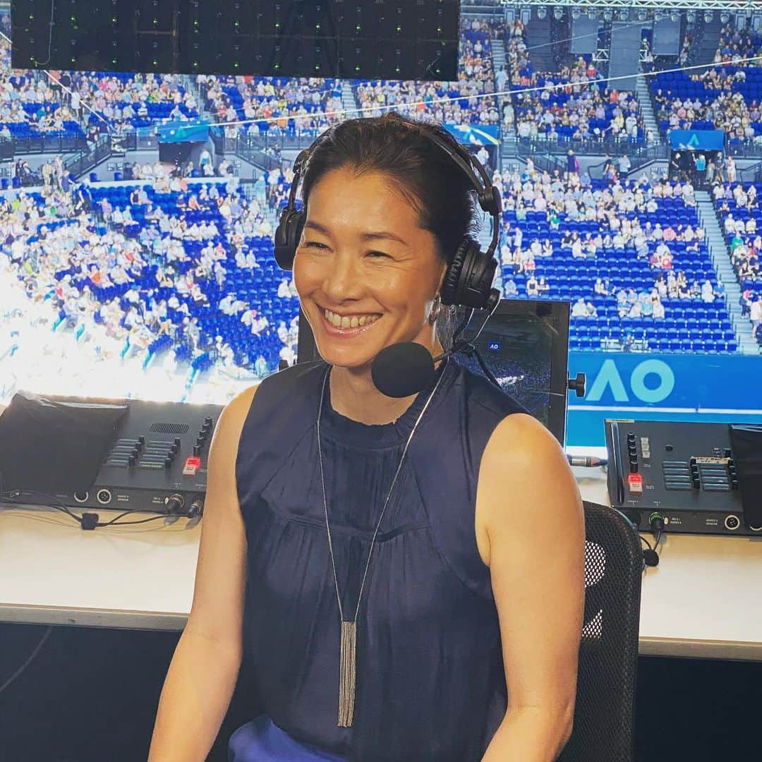 伊達公子さんのインスタグラム写真 - (伊達公子Instagram)「DAY11 女子準決勝BARTY VS KENINの試合を解説。 そしてHALEP VS MUGURUZA の試合はRod Laver Arenaから観戦。 ナイトセッション前と試合後のスタジオと今日は長い1日。 それにして暑い💦🥵🥵💦メルボルンでした。 明日はもう少し気温が上がる予報。 でも試合が始まる時間、日は落ちています。 Djokovicと決勝を戦うのはどちらになるのか？ 楽しみです。 #伊達公子 #kimikodate #ao2020 #ausopen #ausopen2020 #australianopen #australianopen2020 #australia #melbourne #全豪オープンテニス #全豪オープンテニス2020 #instatennis #instasports #tennis #tennisplayer #テニス #テニスプレーヤー #テニスプレイヤー #オーストラリア #メルボルン #day11 #大会11日目 #女子準決勝 #sf #semifinals #解説」1月30日 21時51分 - kimiko.date