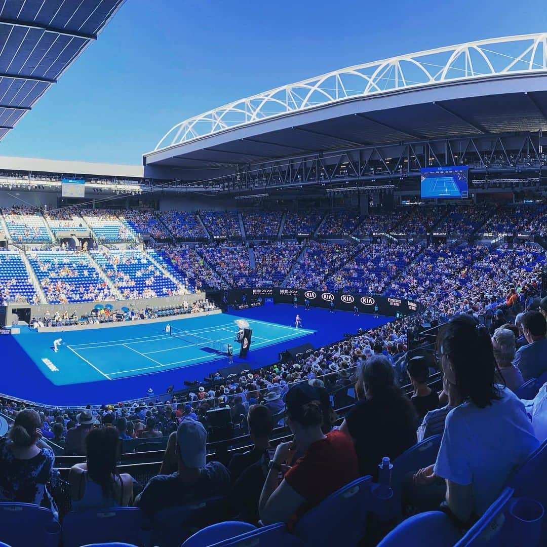 伊達公子さんのインスタグラム写真 - (伊達公子Instagram)「DAY11 女子準決勝BARTY VS KENINの試合を解説。 そしてHALEP VS MUGURUZA の試合はRod Laver Arenaから観戦。 ナイトセッション前と試合後のスタジオと今日は長い1日。 それにして暑い💦🥵🥵💦メルボルンでした。 明日はもう少し気温が上がる予報。 でも試合が始まる時間、日は落ちています。 Djokovicと決勝を戦うのはどちらになるのか？ 楽しみです。 #伊達公子 #kimikodate #ao2020 #ausopen #ausopen2020 #australianopen #australianopen2020 #australia #melbourne #全豪オープンテニス #全豪オープンテニス2020 #instatennis #instasports #tennis #tennisplayer #テニス #テニスプレーヤー #テニスプレイヤー #オーストラリア #メルボルン #day11 #大会11日目 #女子準決勝 #sf #semifinals #解説」1月30日 21時51分 - kimiko.date