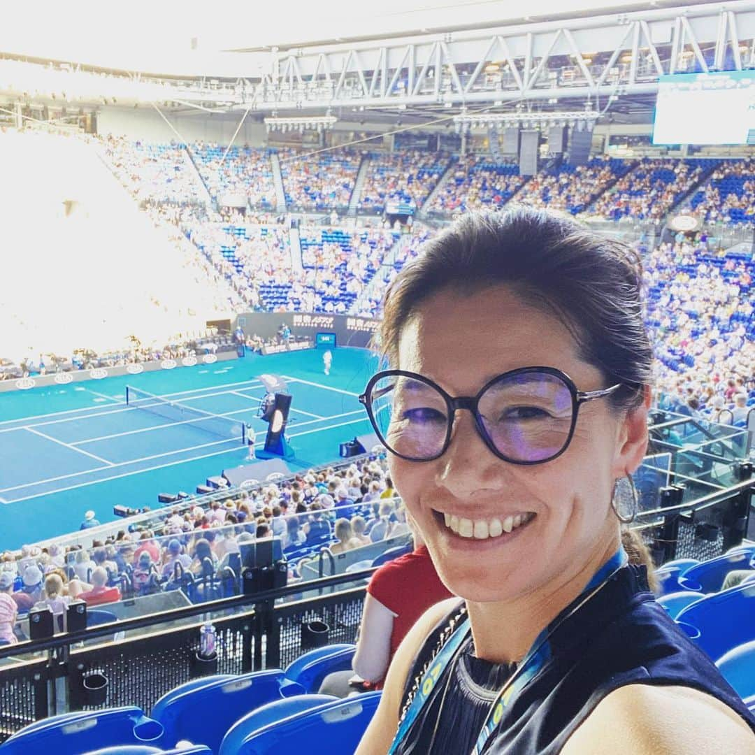 伊達公子さんのインスタグラム写真 - (伊達公子Instagram)「DAY11 女子準決勝BARTY VS KENINの試合を解説。 そしてHALEP VS MUGURUZA の試合はRod Laver Arenaから観戦。 ナイトセッション前と試合後のスタジオと今日は長い1日。 それにして暑い💦🥵🥵💦メルボルンでした。 明日はもう少し気温が上がる予報。 でも試合が始まる時間、日は落ちています。 Djokovicと決勝を戦うのはどちらになるのか？ 楽しみです。 #伊達公子 #kimikodate #ao2020 #ausopen #ausopen2020 #australianopen #australianopen2020 #australia #melbourne #全豪オープンテニス #全豪オープンテニス2020 #instatennis #instasports #tennis #tennisplayer #テニス #テニスプレーヤー #テニスプレイヤー #オーストラリア #メルボルン #day11 #大会11日目 #女子準決勝 #sf #semifinals #解説」1月30日 21時51分 - kimiko.date