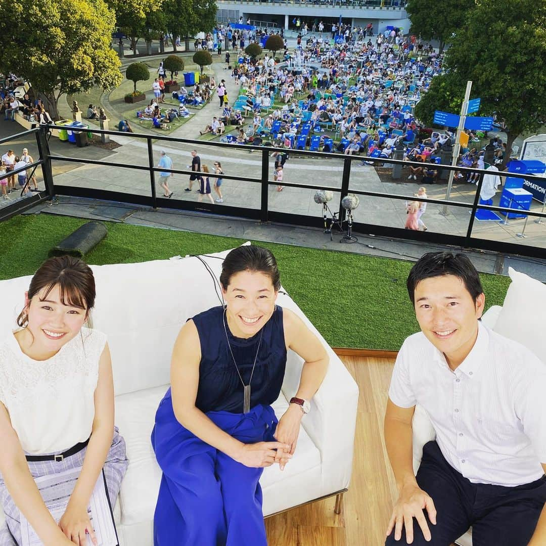 伊達公子さんのインスタグラム写真 - (伊達公子Instagram)「DAY11 女子準決勝BARTY VS KENINの試合を解説。 そしてHALEP VS MUGURUZA の試合はRod Laver Arenaから観戦。 ナイトセッション前と試合後のスタジオと今日は長い1日。 それにして暑い💦🥵🥵💦メルボルンでした。 明日はもう少し気温が上がる予報。 でも試合が始まる時間、日は落ちています。 Djokovicと決勝を戦うのはどちらになるのか？ 楽しみです。 #伊達公子 #kimikodate #ao2020 #ausopen #ausopen2020 #australianopen #australianopen2020 #australia #melbourne #全豪オープンテニス #全豪オープンテニス2020 #instatennis #instasports #tennis #tennisplayer #テニス #テニスプレーヤー #テニスプレイヤー #オーストラリア #メルボルン #day11 #大会11日目 #女子準決勝 #sf #semifinals #解説」1月30日 21時51分 - kimiko.date