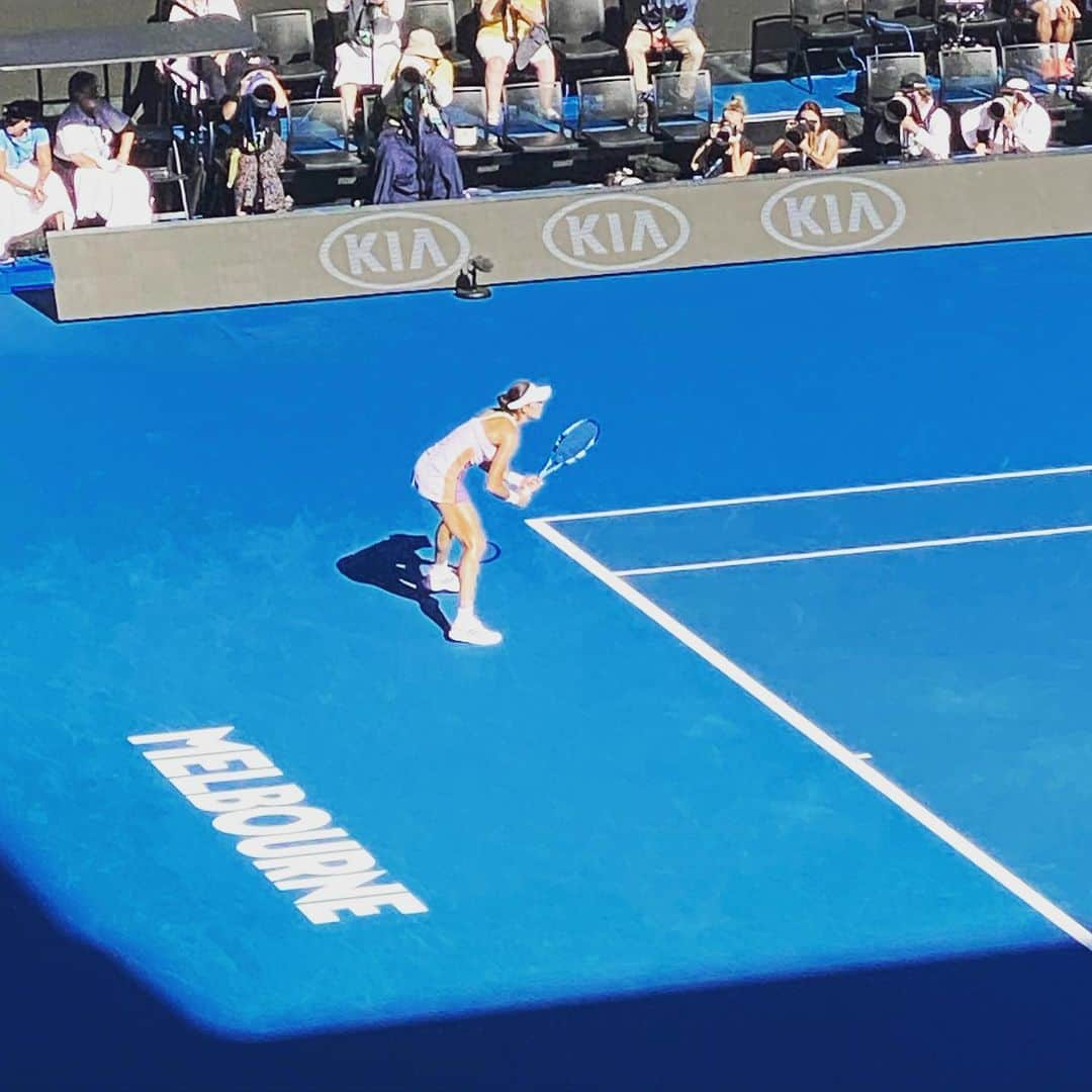 伊達公子さんのインスタグラム写真 - (伊達公子Instagram)「DAY11 女子準決勝BARTY VS KENINの試合を解説。 そしてHALEP VS MUGURUZA の試合はRod Laver Arenaから観戦。 ナイトセッション前と試合後のスタジオと今日は長い1日。 それにして暑い💦🥵🥵💦メルボルンでした。 明日はもう少し気温が上がる予報。 でも試合が始まる時間、日は落ちています。 Djokovicと決勝を戦うのはどちらになるのか？ 楽しみです。 #伊達公子 #kimikodate #ao2020 #ausopen #ausopen2020 #australianopen #australianopen2020 #australia #melbourne #全豪オープンテニス #全豪オープンテニス2020 #instatennis #instasports #tennis #tennisplayer #テニス #テニスプレーヤー #テニスプレイヤー #オーストラリア #メルボルン #day11 #大会11日目 #女子準決勝 #sf #semifinals #解説」1月30日 21時51分 - kimiko.date