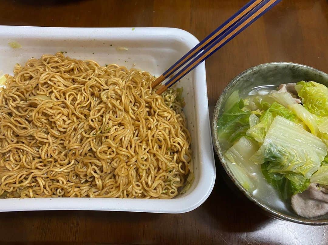 カバのインスタグラム：「本日のでぶ活。 ペヤング超大盛やらせて貰いました。腹ちょんぎれそうになりました。ついに僕も胃が小さくなったか、、と思ってましたが、これの他にじゃこご飯2杯食べてましたわ。よー食うてる。あぁ、痩せたい！ . . #本日のでぶ活 #でぶ活 #ペヤング #超大盛 #腹ちょんぎれ #グルメ#グルメ好きな人と繋がりたい#焼きそば#豚肉と白菜のスープ#じゃこご飯#2杯 #あぁ、痩せたい」