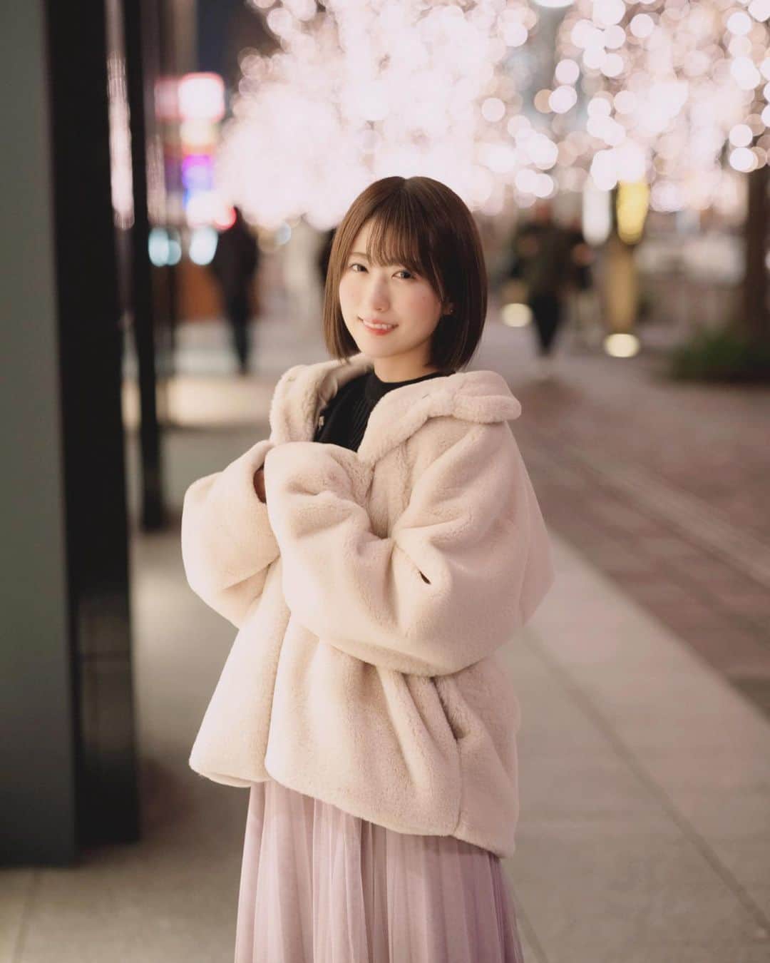 小桃音まいのインスタグラム：「. まったり歩きながらの. ウインドウショッピングすきです❤︎. . . 落ち込むときもあるけどがんばる. . . なにか優しいコメントください. . . . . #ボブ #ショートボブ #ショートヘア #夜景 #小桃音まい #撮影 #写真好きな人と繋がりたい #ootd #photography #photo_jpn #イルミネーション #portrait #portraitphotography #portrait_shots #写真好きな人と繋がりたい #冬コーデ #instagood #instalike #instafashion #instalove #instaphoto #tokyo #japanesegirl #低身長コーデ #低身長ファッション #kawaii #followforfollowback #f4l #fashionista #illumination #撮影モデル」
