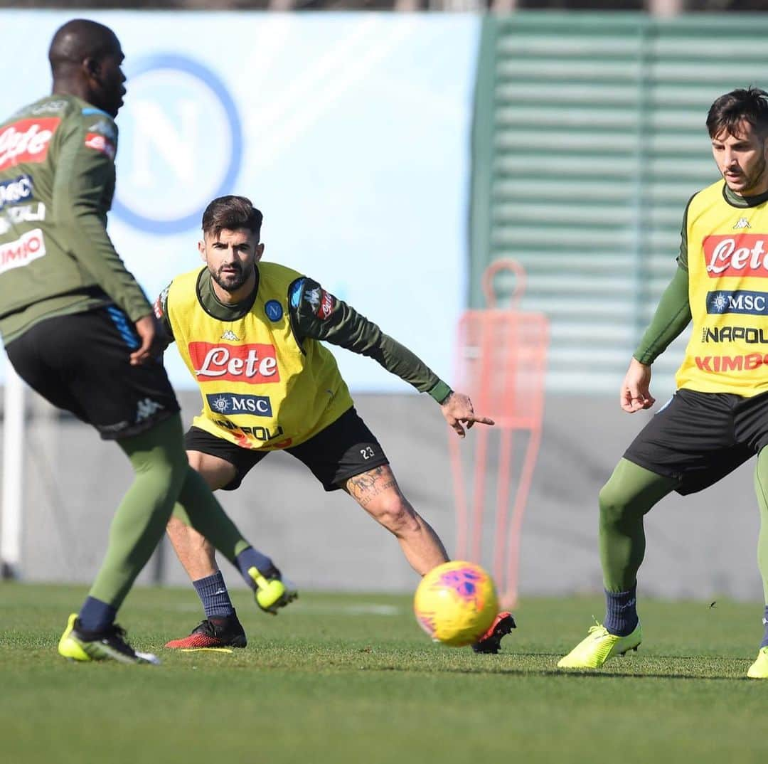 SSCナポリさんのインスタグラム写真 - (SSCナポリInstagram)「🏃🏻‍♂️#WorkOut 💙 #ForzaNapoliSempre」1月30日 22時06分 - officialsscnapoli