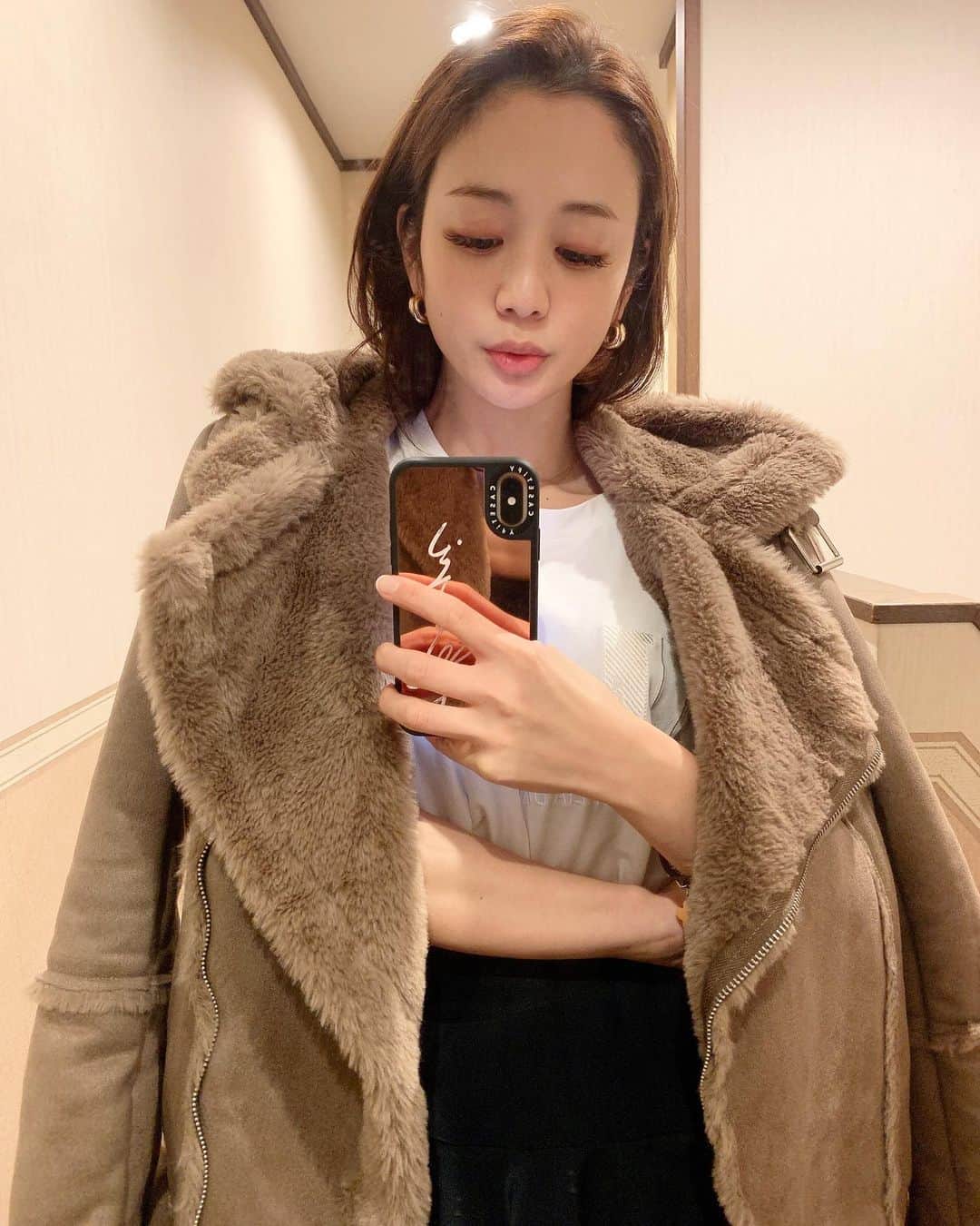 akari♡ 小林あかりのインスタグラム：「ジャケット🧥　@fifth_store 💕 . あったかいし軽いし柔らかくて着やすい🧸🍫✨ . この前インスタライブやってた時に着ていたジャケットだよ🐻♡ . 襟を立てた時の写真は３枚目。 このジャケットを見た時、どうしても伊達眼鏡とお団子で合わせたかったんです🍡 .  #フェイクムートンライダースジャケット #fifth#156センチコーデ#156センチ強調笑 #平均身長コーデ #アウター #アウターコーデ #カジュアル #フィフス #fifthtl #pr」