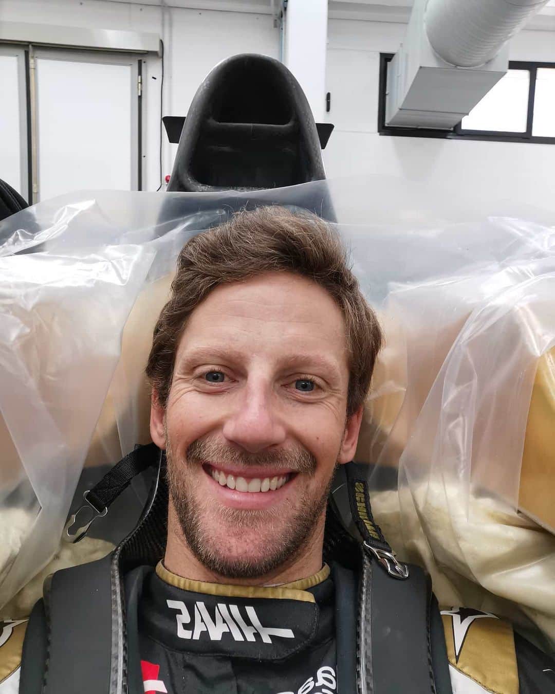ロマン・グロージャンのインスタグラム：「Let's get fitted @haasf1team #r8g #F1 #2020」