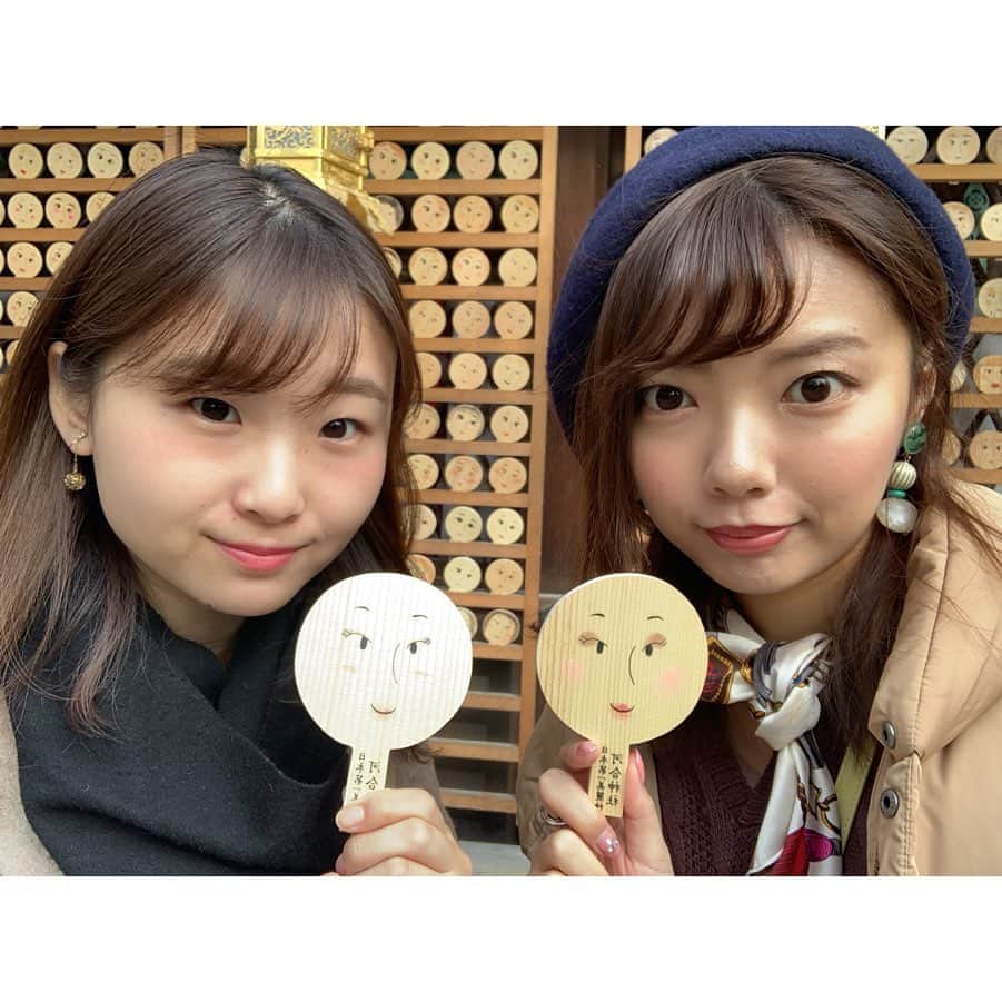 のインスタグラム：「💄💋💄💋💄💋 美人祈願＜河合神社＞ 女性守護としての信仰を集めるお社👩🏻 * 有名なのが、顔が描いてある手鏡の形をした絵馬🙃 自分が使っている化粧品でメイクをして、 裏にお願いごとを書くんです💄私もやってみました💋 シンプルにパパッと描いたんですが、 他の参拝者の方々はめちゃくちゃ時間かけて描いてて なんでかなー？と思って絵馬がかけてある場所に行くと、 みんな個性的なこと！！！もはやアートでした🎨 もっと派手にした方が良かったかなぁ🤔 * 他にも休憩所で飲める御神水で作った「カリン美人水」や 「御白石せっけん」などもあります🧖🏻‍♀️ 使うの楽しみ⤴︎⤴︎ * 御朱印もゲット✌️ * * * #加茂御祖神社 #下鴨神社 #神社巡り #神社好きな人と繋がりたい #神社好き #神社仏閣  #京都 #京都観光 #京都旅行 #京都巡り #タビジョ #河合神社 #美人 #女子旅 #女子旅行 #人気スポット #jinja #shrine #御朱印 #御朱印巡り #御朱印ガール #御朱印スタグラム #御朱印好きな人と繋がりたい #御朱印集め #御朱印好き #美容垢 #絵馬 #beauty #美容 #美容好きな人と繋がりたい」