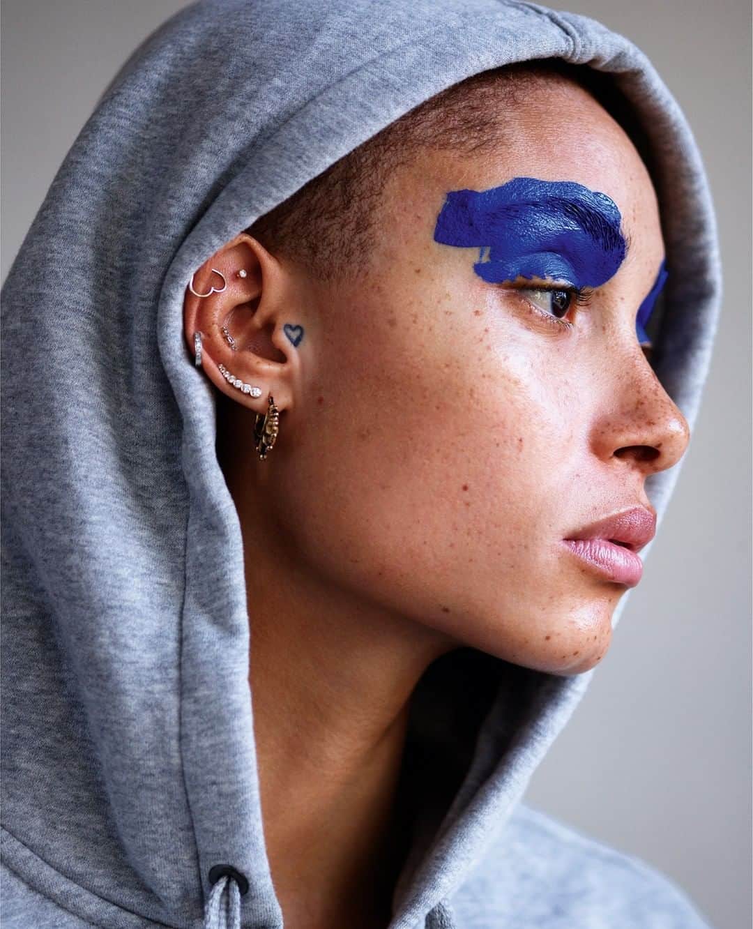 i-Dさんのインスタグラム写真 - (i-DInstagram)「@adwoaaboah: "Just getting through shit. That’s success in itself.⁣⁠ ⁣⁠ The model and Gurls Talk founder extols to @badgalriri the values of self-love and self-care.⁣⁠ ⁣⁠ Read the interview taken from #Rihannazine at the link in our bio. 🔗⁣⁠⁣⁣⁠⁣⁠ ⁣⁣⁣⁠⁣⁣⁠⁣⁠ [i-D SPECIAL EDITION 01 2020]⁣⁣⁣ ⁣⁣⁣⁣⁣⁣⁣⁠⁣⁣⁣⁣⁣⁣⁠⁣⁣⁣⁣⁠⁣⁣⁠⁣⁠ .⁣⁣⁣⁠⁣⁣⁠⁣⁠ .⁣⁣⁣⁠⁣⁣⁠⁣⁠ .⁣⁣⁣⁠⁣⁣⁠⁣⁠ Photography @mario_sorrenti⁣⁣⁣⁣⁣⁣⁣⁣⁣⁣⁣⁠⁣⁣⁣⁣⁣⁣⁠⁣⁠⁣⁣⁣⁠⁣⁠ Editor-In-Chief & styling @alastairmckimm⁣⁣⁣⁠⁣⁠ Hair @duffy_duffy at @streetersagency⁣⁠⁣⁣⁣⁣⁣⁠⁣⁠⁣⁣⁣⁠⁣⁠ Make-up Kanako Takase at @streetersagency⁣⁠ Adwoa wears Hoodie @Gap⁣⁠」1月30日 22時15分 - i_d