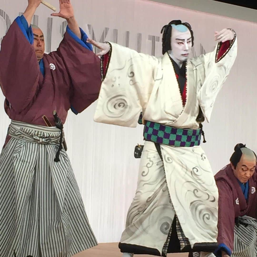 BAILAさんのインスタグラム写真 - (BAILAInstagram)「「ルイ・ヴィトン　メゾン大阪御堂筋」オープニング・レセプションには、セレブリティやゲストが、ルイ・ヴィトンを身に纏ってお祝いに駆けました。ルイ・ヴィトンアンバサダーの市川海老蔵さん @ebizoichikawa.ebizoichikawa の舞う助六、見事な色気！ ・ ・ #ルイヴィトン #市川海老蔵 #海老蔵 #歌舞伎 #LVMidosuji #LouisVuitton #BAILA #baila_magazine #lvmidosuji」1月30日 22時16分 - baila_magazine