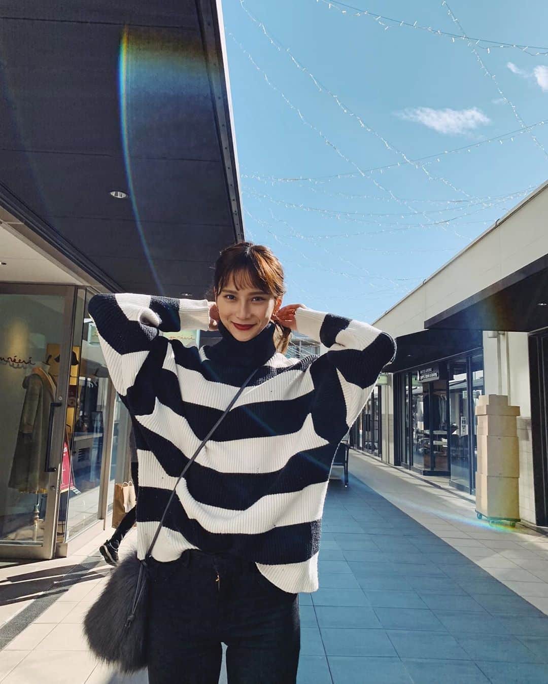 のインスタグラム：「今日は初めて家族で星ヶ丘テラス🧚🏼‍♀️ このニットお気に入りなんだけど、穴開いてるよってよく言われる…そういうデザイン…🥱🤫 #nagoya #名古屋　#ootd #星ヶ丘テラス　#星ヶ丘　#女の子ママ　#9ヶ月ベビー  名古屋まだまだ開拓したい！オススメありますか📍」