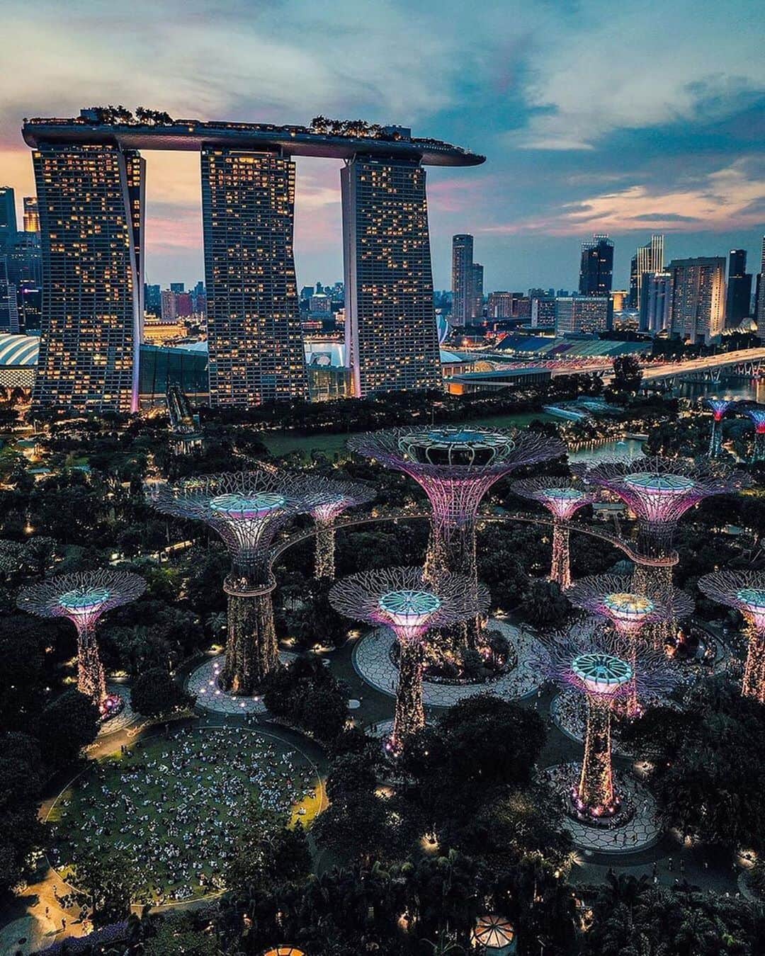 bestvacationsのインスタグラム：「Swipe left! 😍Which photo of Singapore is your favorite, 1-2-3-4-5-6-7-8-9?✨ 1, 2 & 3. @kevouthere 4. @witandfolly 5. @highonmars 6 & 7. @kevouthere  8. @bennytgh 9. @melissa」