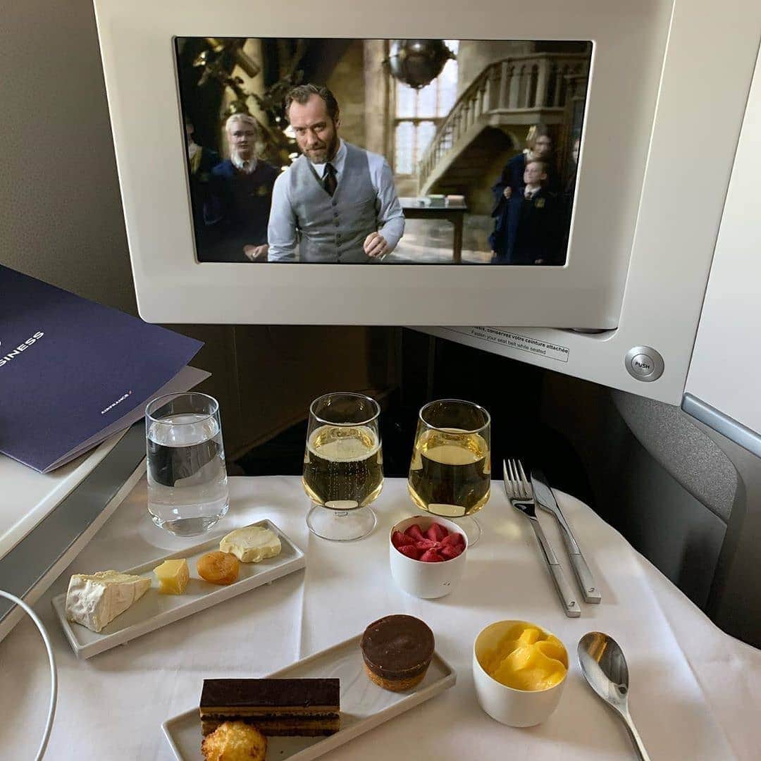エールフランスのインスタグラム：「A unique tasty experience. Pause douceur au milieu des nuages.  Merci @kim____minc  #AirFrance #Franceisintheair #business #cuisine #travel」