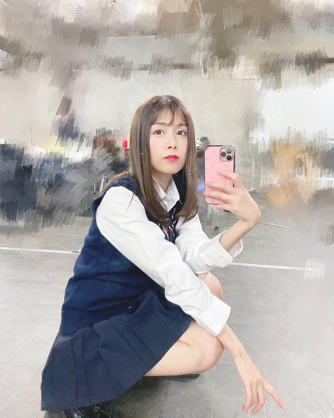 麻衣愛のインスタグラム：「衣装で学生服を着ました!! . . 学校なんてなんのために行くんだろうって現役の時は思っていたけれど、今でも大切な友人に出会えたことがなによりも財産。 . . 制服着たらぎこちない年齢になっても、心の中は変わってない。 . #制服 #コント #シャルコン #女子高生 #役 #いつも先生なのに #笑笑　#アイドル #idol」