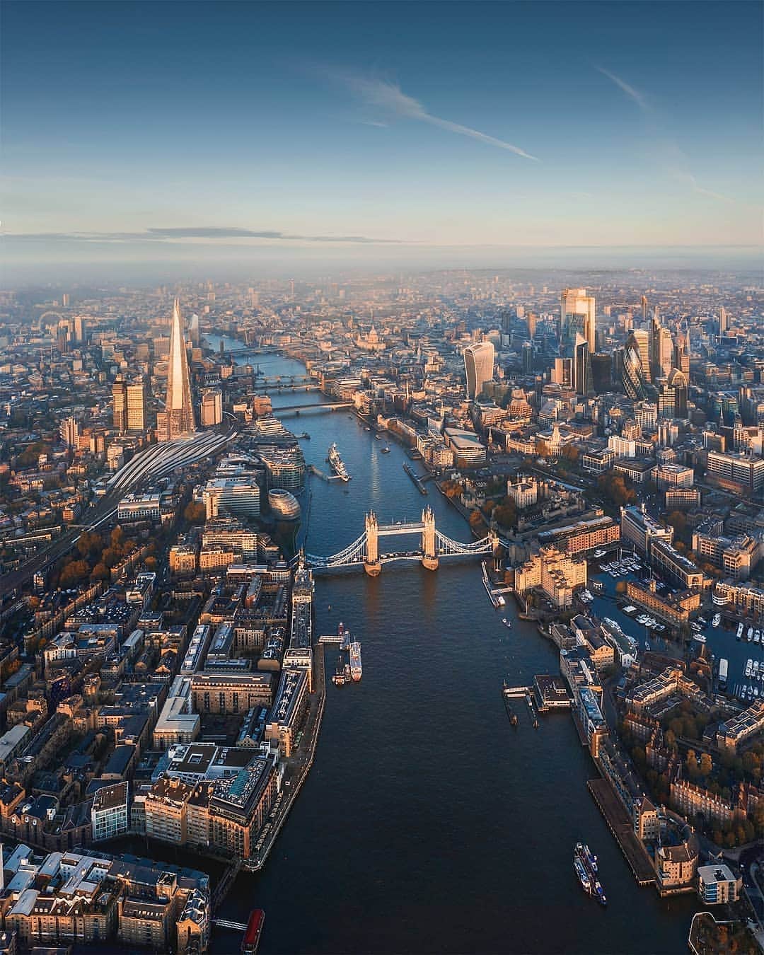 BEAUTIFUL DESTINATIONSさんのインスタグラム写真 - (BEAUTIFUL DESTINATIONSInstagram)「Flying over the famous Thames River in London! Did you know that our #BDTeam is based out of New York City but that we also have an office in London!? 🏙️ Have you been to either city? 🗺️ (📸: @sebastien.nagy 📍: London, United Kingdom)」1月30日 22時24分 - beautifuldestinations