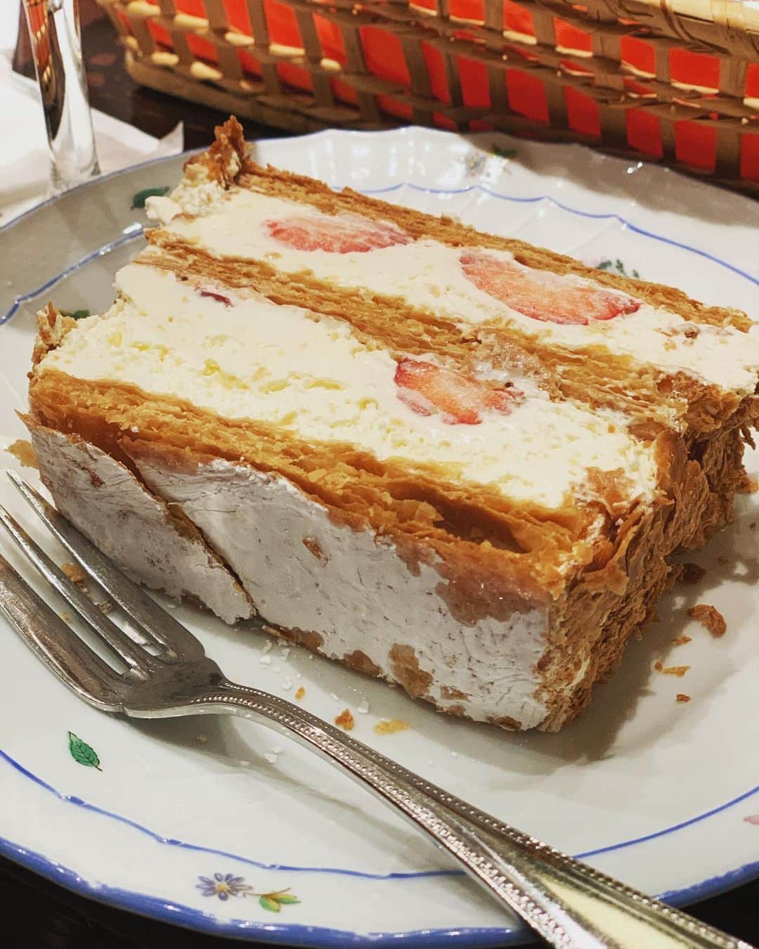 前田真理子のインスタグラム：「年末に、松丸と子連れでお茶した時の1枚🍰💕 部署が変わって… 会社に持って行くお化粧ポーチが、とっても小さくなりました！ なんなら、ある日はお家に忘れました🤣 #ミルフィーユ #子連れ」