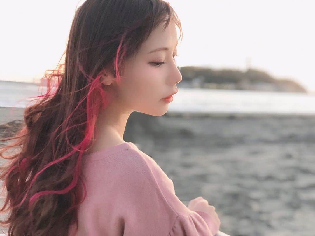 のインスタグラム：「お姉ちゃんと鎌倉散歩した🏖 あったかくて気持ちかったー❣️風強くておでこ全開になった😂  #江ノ島」