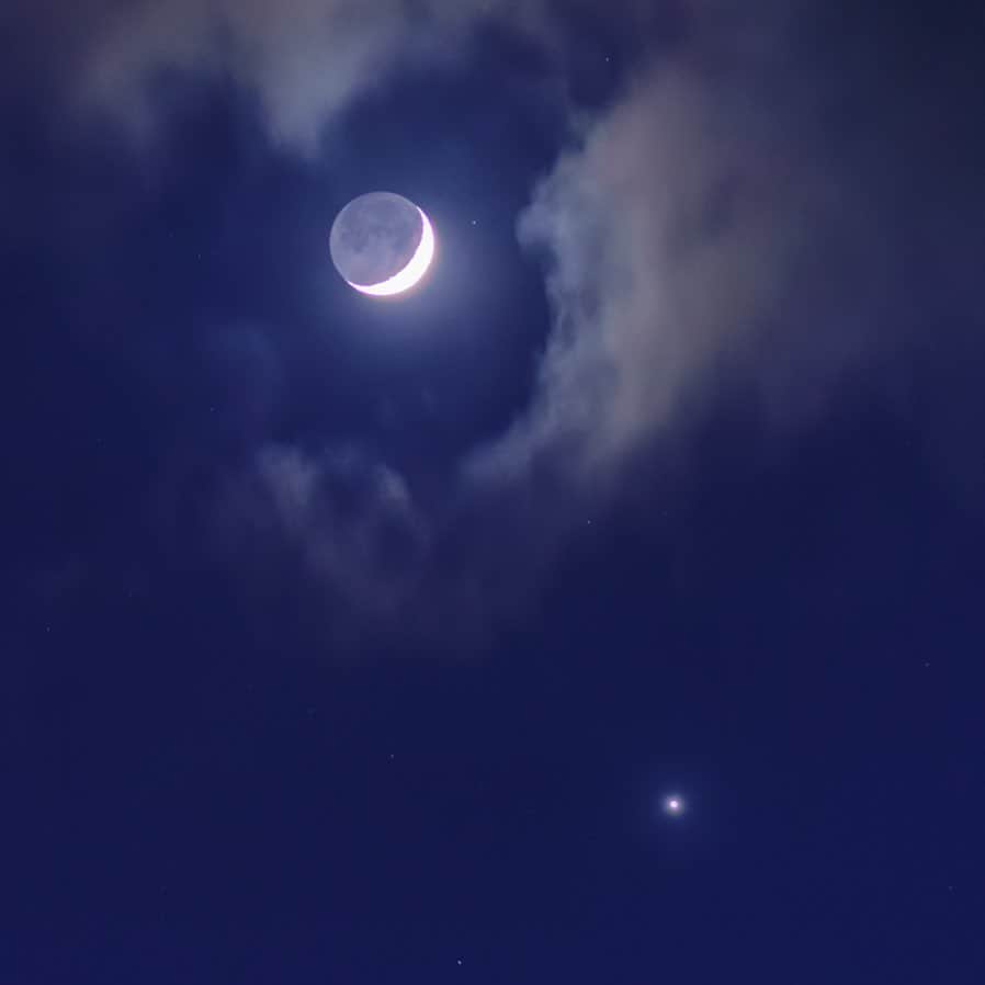 KAGAYAさんのインスタグラム写真 - (KAGAYAInstagram)「2月のお勧め天文現象（すべて肉眼でOK） ▶2/6-11 宵に宇宙ステーションが見える ▶2/9 満月 ▶2/20未明 細い月と木星が近づいて見える ▶2/27-28夕暮れ 細い月と金星が近づいて見える 写真は以前の月と金星です。」1月30日 22時33分 - kagaya11949