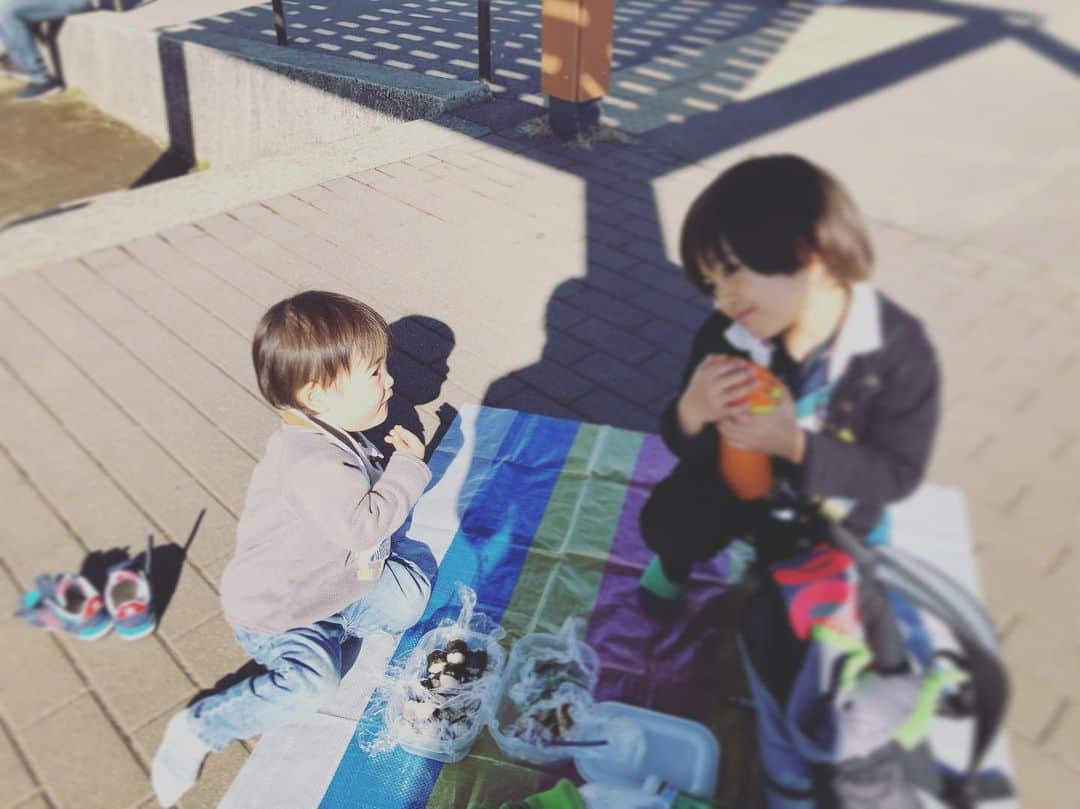 SAYUKIさんのインスタグラム写真 - (SAYUKIInstagram)「dくんの幼稚園が午前保育だったので、お弁当を持って二子玉川公園へ。ここ初めて来たけれど、広さもあって車も通らず、よちよちでも楽しめる遊具の公園、静かな日本庭園、球技の出来るグラウンド、そして二子玉川を一望出来るスタバ(ここ最重要 笑)があって、最高。 なんで今まで知らなかったのか後悔😢　またお天気がいい日に遊びに来よう🥰  #二子玉川公園　#男の子2人　#もはや都内の公園マニア　#にしてもここは最高得点じゃないか　#他におススメの公園あったら教えて下さい！　#熱望　#公園　#スタバ　#子連れ　#SAYUKIsdj」1月30日 22時34分 - sayukisvoice