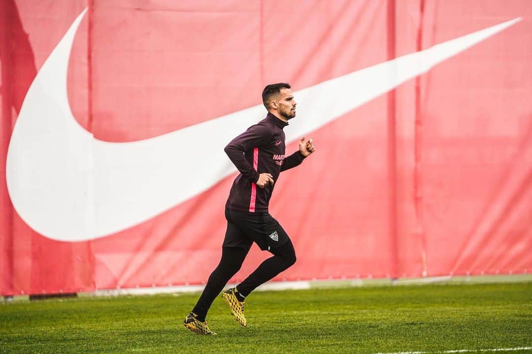ヘスス・フェルナンデス・サエスのインスタグラム：「Day 1️⃣ ⚪️🔴 @sevillafc」