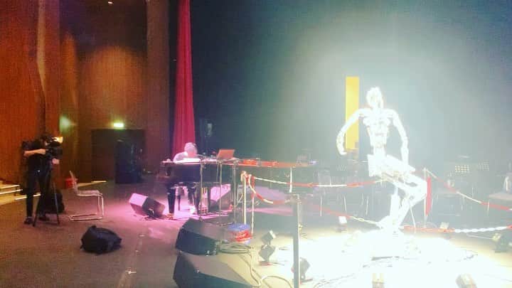 渋谷慶一郎のインスタグラム：「Playing piano solo Scary Beauty for Reuters UAE. ロイターUAEではピアノもちょこっと弾きましたん。」