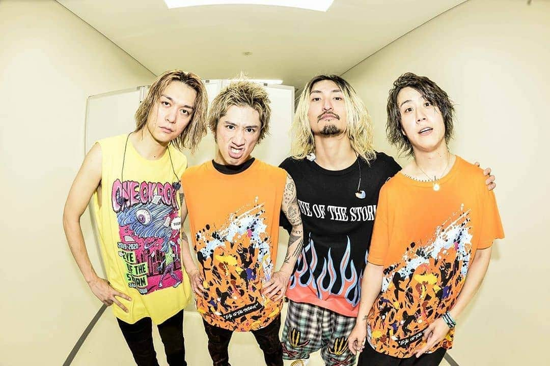 ONE OK ROCK WORLDさんのインスタグラム写真 - (ONE OK ROCK WORLDInstagram)「EYE OF THE STORM JAPAN TOUR 2019-2020 東京,代々木競技場第一体育館（1日目)  _ @10969taka ファイナル初日。ガチの地元。 最高でした！ありがとう @ruihashimoto  Final show day 1.  Real hometown. It was the best!  Thank you @ruihashimoto  今日は僕の疑問に付き合ってくれてありがとう！感謝！  # やってみないとわからない。 # その気持ちを大事に今日は撮影OKしてみた # ファイナルだし # でもやってみて、、、 # 実際撮られたら楽しくない笑笑 # きっと世界中のアーティストがそう思う # 画面越しより生で感じてほしい # それがライブ # ルールはくそ # でも # 破るべきルールとそうじゃないルールがある # それをみんなに感じてほしかった # 珍しく長いハッシュタグ # いや、まてよ # これハッシュタグの意味、、、 # ただの文章 # 笑笑 # 新しい試み # いつも成功するとは限らない # 明日はどうしようかな # ノリで考える # 明日は明日の風がふく # ださい # ようは何が言いたいのか  納得できないものは絶対納得しない。 @ruihashimoto  Thank you for answering my questions today!  Thanks!  # I won't know it unless I try. # I cared about that feeling so I gave it a shot and allowed you shooting today # Final # But had a try ... # actually I was  not happy about being filmed lol # I believe artists all over the world would think the same # I want you to feel it alive not beyond the screen  # That's the live show # Rule is damn # But # There are rules can be broken and rules that can not # I wanted you all to feel it # Unusual long hashtag # No, wait # The meaning of these hashtag ,,, # Just notes  # LOL # A fresh attempt # Not always successful # What will tomorrow be like # Think conventionally # We will let tomorrow decide what will happen # suck # What I want to say after all What cannot be accepted is absolutely unacceptable @ruihashimoto  _ @toru_10969 久々の東京がなんか新鮮でエモかった。ありがとさん！明日もやったるでぃ。会場にいるあなた達のためだけに！📸 @ruihashimoto  Tokyo,we haven't been for a long time was something fresh and emo.  Thank you!  We'll do it tomorrow too.  Just for you guys at the venue! 📸 @Ruihashimoto  _ @tomo_10969 代々木1日目🔥  噛み締めながら、音にして伝えました。  明日もよろしくね✨🕊 @ruihashimoto 📸  #角張ってはいない　#骨折ボーイ　#マダム  Yoyogi Day 1🔥  While persisting,we passed our sound to you.  See you tomorrow ✨🕊@ruihashimoto 📸 #角張ってはいない　#骨折ボーイ　#マダム  _ @ryota_0809 代々木最高やった。 素敵な時間をありがとう！！ 明日も宜しくね！！！ Photo by @ruihashimoto 📸  Yoyogi,you were awesome. Thank you for the wonderful time! ! See you tomorrow! ! !  Photo by @ruihashimoto 📸  #oneokrockofficial #10969taka #toru_10969 #tomo_10969 #ryota_0809 #fueledbyramen #eyeofthestorm #eyeofthestormjapantour20192020」1月30日 22時47分 - oneokrockworld