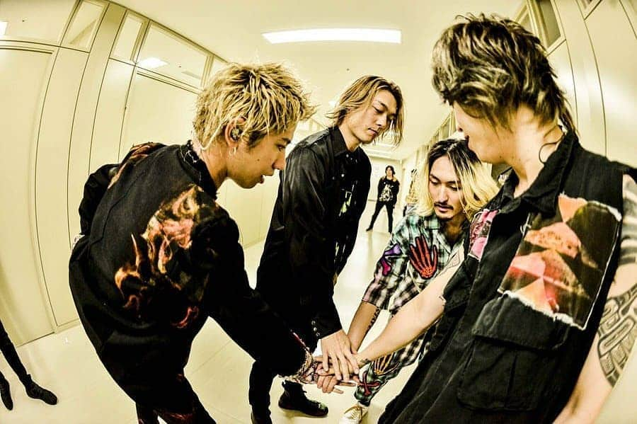 ONE OK ROCK WORLDさんのインスタグラム写真 - (ONE OK ROCK WORLDInstagram)「EYE OF THE STORM JAPAN TOUR 2019-2020 東京,代々木競技場第一体育館（1日目)  _ @10969taka ファイナル初日。ガチの地元。 最高でした！ありがとう @ruihashimoto  Final show day 1.  Real hometown. It was the best!  Thank you @ruihashimoto  今日は僕の疑問に付き合ってくれてありがとう！感謝！  # やってみないとわからない。 # その気持ちを大事に今日は撮影OKしてみた # ファイナルだし # でもやってみて、、、 # 実際撮られたら楽しくない笑笑 # きっと世界中のアーティストがそう思う # 画面越しより生で感じてほしい # それがライブ # ルールはくそ # でも # 破るべきルールとそうじゃないルールがある # それをみんなに感じてほしかった # 珍しく長いハッシュタグ # いや、まてよ # これハッシュタグの意味、、、 # ただの文章 # 笑笑 # 新しい試み # いつも成功するとは限らない # 明日はどうしようかな # ノリで考える # 明日は明日の風がふく # ださい # ようは何が言いたいのか  納得できないものは絶対納得しない。 @ruihashimoto  Thank you for answering my questions today!  Thanks!  # I won't know it unless I try. # I cared about that feeling so I gave it a shot and allowed you shooting today # Final # But had a try ... # actually I was  not happy about being filmed lol # I believe artists all over the world would think the same # I want you to feel it alive not beyond the screen  # That's the live show # Rule is damn # But # There are rules can be broken and rules that can not # I wanted you all to feel it # Unusual long hashtag # No, wait # The meaning of these hashtag ,,, # Just notes  # LOL # A fresh attempt # Not always successful # What will tomorrow be like # Think conventionally # We will let tomorrow decide what will happen # suck # What I want to say after all What cannot be accepted is absolutely unacceptable @ruihashimoto  _ @toru_10969 久々の東京がなんか新鮮でエモかった。ありがとさん！明日もやったるでぃ。会場にいるあなた達のためだけに！📸 @ruihashimoto  Tokyo,we haven't been for a long time was something fresh and emo.  Thank you!  We'll do it tomorrow too.  Just for you guys at the venue! 📸 @Ruihashimoto  _ @tomo_10969 代々木1日目🔥  噛み締めながら、音にして伝えました。  明日もよろしくね✨🕊 @ruihashimoto 📸  #角張ってはいない　#骨折ボーイ　#マダム  Yoyogi Day 1🔥  While persisting,we passed our sound to you.  See you tomorrow ✨🕊@ruihashimoto 📸 #角張ってはいない　#骨折ボーイ　#マダム  _ @ryota_0809 代々木最高やった。 素敵な時間をありがとう！！ 明日も宜しくね！！！ Photo by @ruihashimoto 📸  Yoyogi,you were awesome. Thank you for the wonderful time! ! See you tomorrow! ! !  Photo by @ruihashimoto 📸  #oneokrockofficial #10969taka #toru_10969 #tomo_10969 #ryota_0809 #fueledbyramen #eyeofthestorm #eyeofthestormjapantour20192020」1月30日 22時47分 - oneokrockworld