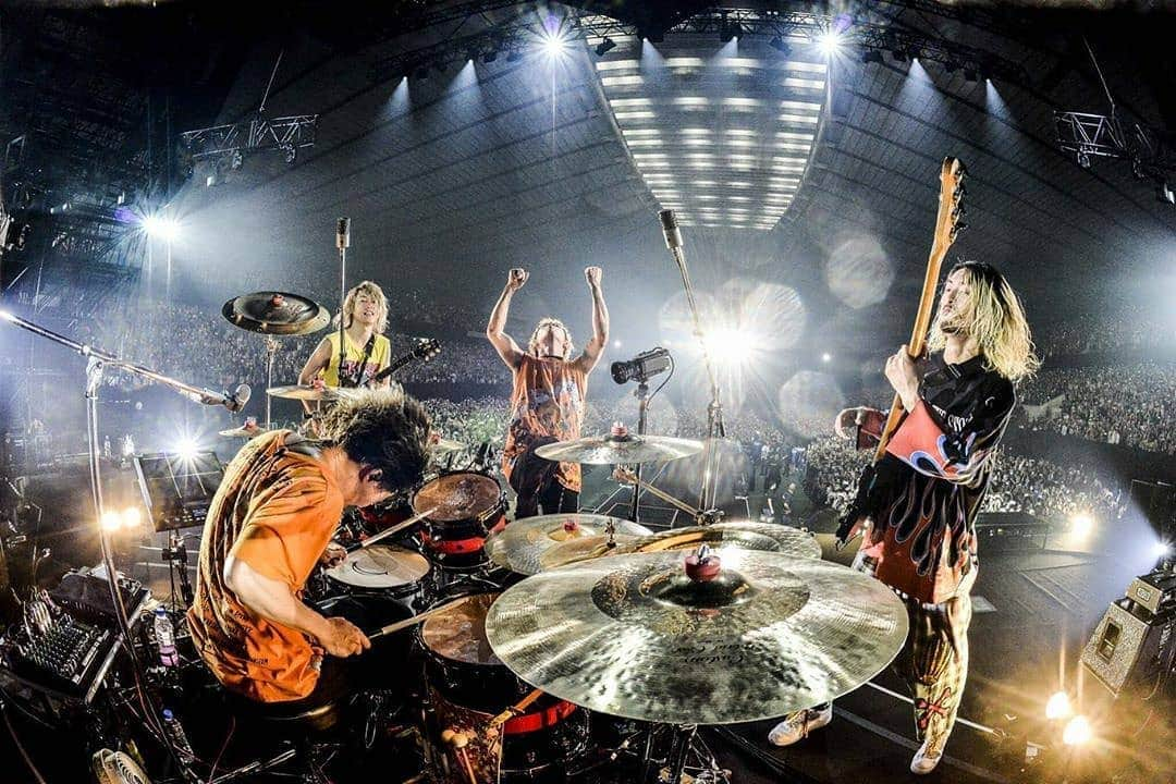 ONE OK ROCK WORLDさんのインスタグラム写真 - (ONE OK ROCK WORLDInstagram)「EYE OF THE STORM JAPAN TOUR 2019-2020 東京,代々木競技場第一体育館（1日目)  _ @10969taka ファイナル初日。ガチの地元。 最高でした！ありがとう @ruihashimoto  Final show day 1.  Real hometown. It was the best!  Thank you @ruihashimoto  今日は僕の疑問に付き合ってくれてありがとう！感謝！  # やってみないとわからない。 # その気持ちを大事に今日は撮影OKしてみた # ファイナルだし # でもやってみて、、、 # 実際撮られたら楽しくない笑笑 # きっと世界中のアーティストがそう思う # 画面越しより生で感じてほしい # それがライブ # ルールはくそ # でも # 破るべきルールとそうじゃないルールがある # それをみんなに感じてほしかった # 珍しく長いハッシュタグ # いや、まてよ # これハッシュタグの意味、、、 # ただの文章 # 笑笑 # 新しい試み # いつも成功するとは限らない # 明日はどうしようかな # ノリで考える # 明日は明日の風がふく # ださい # ようは何が言いたいのか  納得できないものは絶対納得しない。 @ruihashimoto  Thank you for answering my questions today!  Thanks!  # I won't know it unless I try. # I cared about that feeling so I gave it a shot and allowed you shooting today # Final # But had a try ... # actually I was  not happy about being filmed lol # I believe artists all over the world would think the same # I want you to feel it alive not beyond the screen  # That's the live show # Rule is damn # But # There are rules can be broken and rules that can not # I wanted you all to feel it # Unusual long hashtag # No, wait # The meaning of these hashtag ,,, # Just notes  # LOL # A fresh attempt # Not always successful # What will tomorrow be like # Think conventionally # We will let tomorrow decide what will happen # suck # What I want to say after all What cannot be accepted is absolutely unacceptable @ruihashimoto  _ @toru_10969 久々の東京がなんか新鮮でエモかった。ありがとさん！明日もやったるでぃ。会場にいるあなた達のためだけに！📸 @ruihashimoto  Tokyo,we haven't been for a long time was something fresh and emo.  Thank you!  We'll do it tomorrow too.  Just for you guys at the venue! 📸 @Ruihashimoto  _ @tomo_10969 代々木1日目🔥  噛み締めながら、音にして伝えました。  明日もよろしくね✨🕊 @ruihashimoto 📸  #角張ってはいない　#骨折ボーイ　#マダム  Yoyogi Day 1🔥  While persisting,we passed our sound to you.  See you tomorrow ✨🕊@ruihashimoto 📸 #角張ってはいない　#骨折ボーイ　#マダム  _ @ryota_0809 代々木最高やった。 素敵な時間をありがとう！！ 明日も宜しくね！！！ Photo by @ruihashimoto 📸  Yoyogi,you were awesome. Thank you for the wonderful time! ! See you tomorrow! ! !  Photo by @ruihashimoto 📸  #oneokrockofficial #10969taka #toru_10969 #tomo_10969 #ryota_0809 #fueledbyramen #eyeofthestorm #eyeofthestormjapantour20192020」1月30日 22時47分 - oneokrockworld