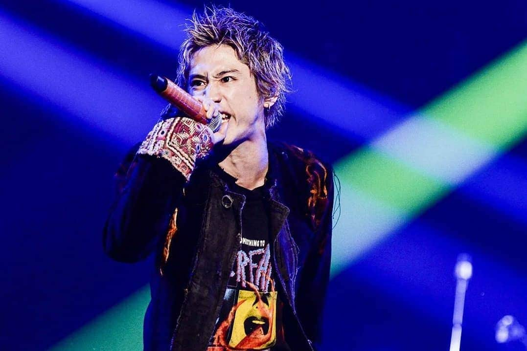 ONE OK ROCK WORLDさんのインスタグラム写真 - (ONE OK ROCK WORLDInstagram)「EYE OF THE STORM JAPAN TOUR 2019-2020 東京,代々木競技場第一体育館（1日目)  _ @10969taka ファイナル初日。ガチの地元。 最高でした！ありがとう @ruihashimoto  Final show day 1.  Real hometown. It was the best!  Thank you @ruihashimoto  今日は僕の疑問に付き合ってくれてありがとう！感謝！  # やってみないとわからない。 # その気持ちを大事に今日は撮影OKしてみた # ファイナルだし # でもやってみて、、、 # 実際撮られたら楽しくない笑笑 # きっと世界中のアーティストがそう思う # 画面越しより生で感じてほしい # それがライブ # ルールはくそ # でも # 破るべきルールとそうじゃないルールがある # それをみんなに感じてほしかった # 珍しく長いハッシュタグ # いや、まてよ # これハッシュタグの意味、、、 # ただの文章 # 笑笑 # 新しい試み # いつも成功するとは限らない # 明日はどうしようかな # ノリで考える # 明日は明日の風がふく # ださい # ようは何が言いたいのか  納得できないものは絶対納得しない。 @ruihashimoto  Thank you for answering my questions today!  Thanks!  # I won't know it unless I try. # I cared about that feeling so I gave it a shot and allowed you shooting today # Final # But had a try ... # actually I was  not happy about being filmed lol # I believe artists all over the world would think the same # I want you to feel it alive not beyond the screen  # That's the live show # Rule is damn # But # There are rules can be broken and rules that can not # I wanted you all to feel it # Unusual long hashtag # No, wait # The meaning of these hashtag ,,, # Just notes  # LOL # A fresh attempt # Not always successful # What will tomorrow be like # Think conventionally # We will let tomorrow decide what will happen # suck # What I want to say after all What cannot be accepted is absolutely unacceptable @ruihashimoto  _ @toru_10969 久々の東京がなんか新鮮でエモかった。ありがとさん！明日もやったるでぃ。会場にいるあなた達のためだけに！📸 @ruihashimoto  Tokyo,we haven't been for a long time was something fresh and emo.  Thank you!  We'll do it tomorrow too.  Just for you guys at the venue! 📸 @Ruihashimoto  _ @tomo_10969 代々木1日目🔥  噛み締めながら、音にして伝えました。  明日もよろしくね✨🕊 @ruihashimoto 📸  #角張ってはいない　#骨折ボーイ　#マダム  Yoyogi Day 1🔥  While persisting,we passed our sound to you.  See you tomorrow ✨🕊@ruihashimoto 📸 #角張ってはいない　#骨折ボーイ　#マダム  _ @ryota_0809 代々木最高やった。 素敵な時間をありがとう！！ 明日も宜しくね！！！ Photo by @ruihashimoto 📸  Yoyogi,you were awesome. Thank you for the wonderful time! ! See you tomorrow! ! !  Photo by @ruihashimoto 📸  #oneokrockofficial #10969taka #toru_10969 #tomo_10969 #ryota_0809 #fueledbyramen #eyeofthestorm #eyeofthestormjapantour20192020」1月30日 22時47分 - oneokrockworld