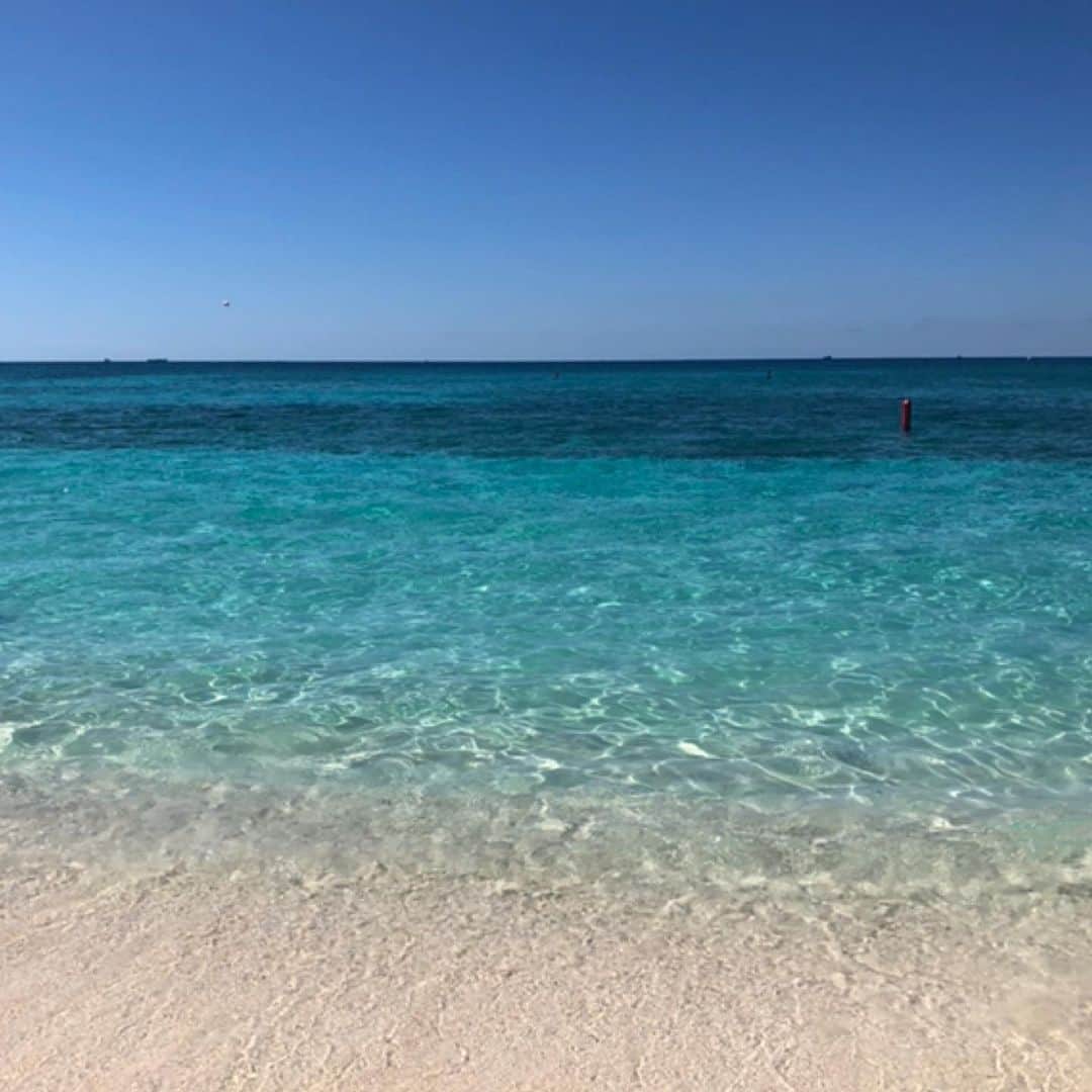 山田優依さんのインスタグラム写真 - (山田優依Instagram)「Seven mile beach . クルーズから小さなボートに乗り換えて、 セブンマイルビーチで有名なグランドケイマンへ . 船内の人皆陽気で写真に入ってきがち☺️ . #CaribbeanSea #Cruise #GrandCayman  #sevenmilesbeach」1月30日 22時40分 - yui_gourmetwalker