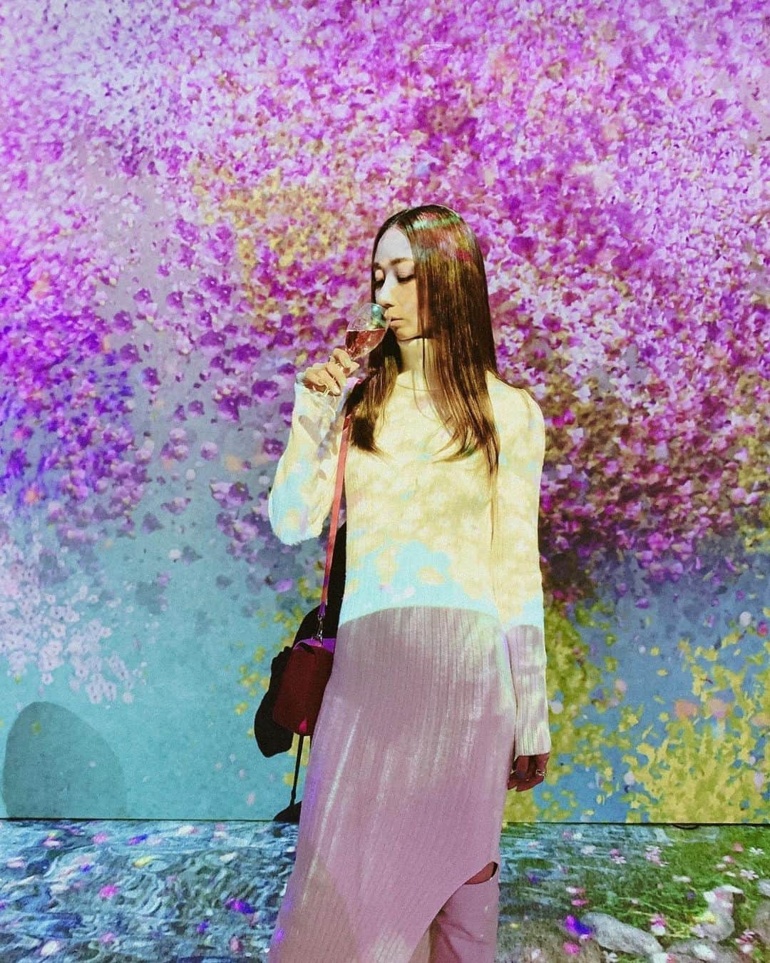 のインスタグラム：「昨日は、五感で楽し む花の体感型アート展﻿ 【FLOWERS BY NAKED 2020 -桜-】﻿ のレセプションパーティーに招待していただき、一足お先に体験させていただきました🌸🌸﻿ ﻿ 入った瞬間ふわっとお花の良い香りがして最初から引き込まれてしまった🥺✨﻿ テーマ別に様々な仕掛けがあって幻想的な世界がとっても素敵！﻿ ﻿ 特に桜満開の世界を楽しめるOUSAI Gardenは、春の香りや風も感じられて、本当に桜の花びらが舞う中にいる気分になれるよ*\(^o^)/*﻿ ﻿ 是非行ってみてくださいね🌸﻿ ﻿ 2020年1月 30 日(木)〜3月1日(日)まで、東京・日本橋三井ホールにて開催✔️﻿ ﻿ ﻿ ﻿ ﻿ ﻿ #フラワーズバイネイキッド﻿ #FLOWRSBYNAKED﻿ #pr﻿ #コレド室町 #プロジェクションマッピング #映像美 #桜 #週末おでかけ #体験イベント #exploretokyo #coredo室町 #sakura #japaneseart #projectionmapping #表現者」