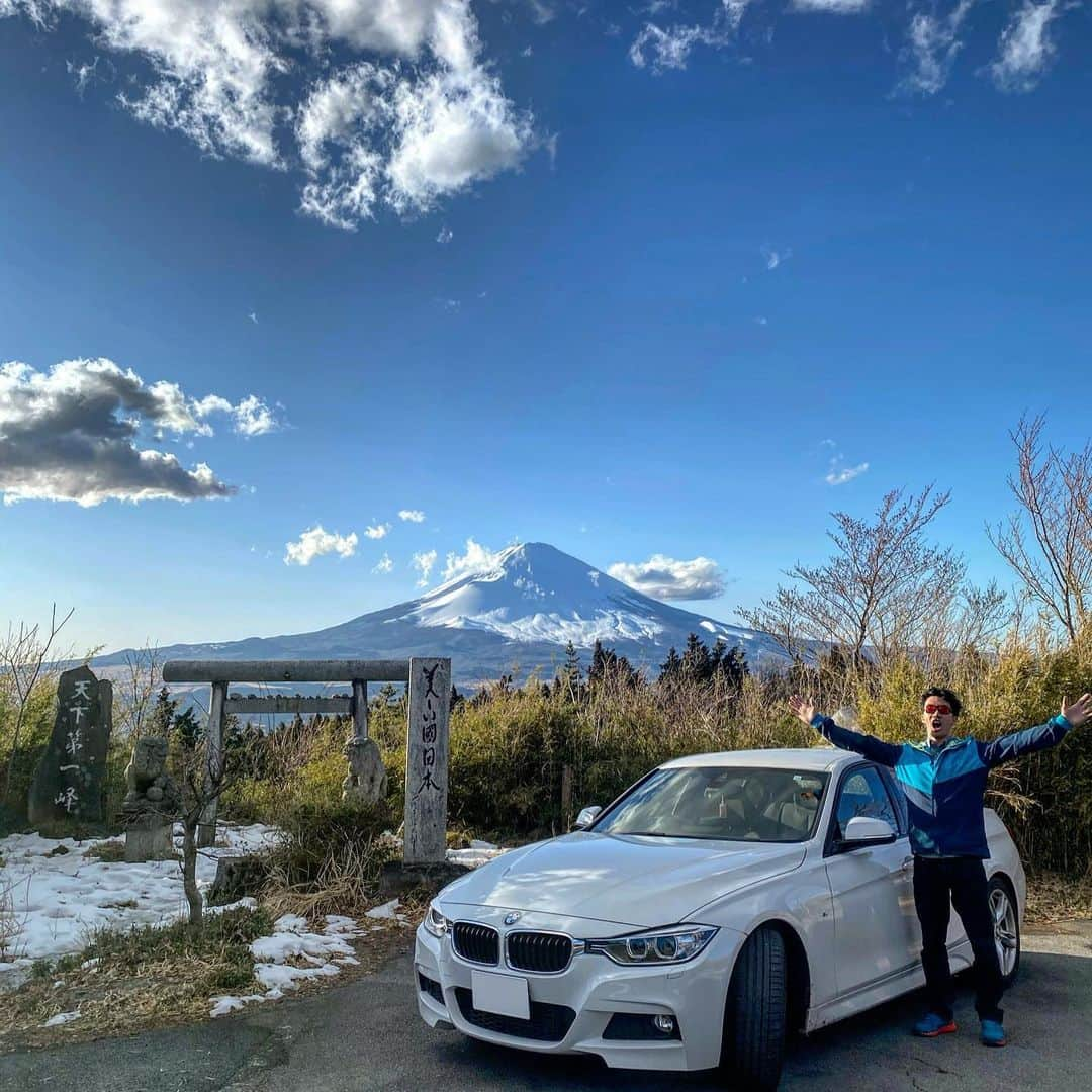 渡部桂太さんのインスタグラム写真 - (渡部桂太Instagram)「Before driving the mountain pass way, there was very beautiful Mt. Fuji 📸by @yuki_hiroshige  天気にも恵まれ、とても綺麗な富士山も観れた。 ワインディングも気持ち良く走れて 大満足な休日になりました。 練習の虫に戻ります。 #静岡市 #御殿場市 #天下第一峰 #岸信介 #名勝駿河台 #石榑千亦 #美しき國日本 #石原慎太郎  #県道401号 #bmwすきな人と繋がりたい#bmwjapan  #bmw #bmwf30 #msport #f30 #328i #mtfuji #富士山 #lasportiva #bouldering #oakley #michelinpilotsport4  #駆け抜ける歓び」1月30日 22時42分 - keita_watabe