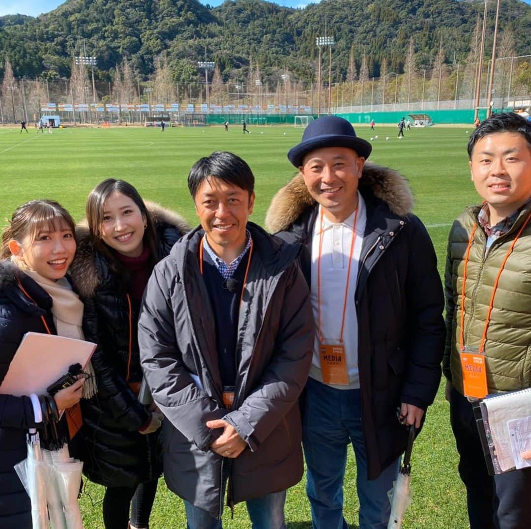 片山真人のインスタグラム：「【 #鹿児島キャンプ　取材】 だいいちテレビ・臼井アナからの提案で、静岡のスポーツ番組メンバーで写真を撮りました。 普段からスタジアムなどで顔を合わし、静岡のスポーツを盛り上げるために手を取り、そして切磋琢磨しています。オリンピックイヤー、『コラボしたいよね！』とノボリさんと松原良香さん。そんな話もありますので、各局編成担当の方、宜しくお願いします笑  SBSのみなスポ、だいいちテレビのDスポ、テレビ静岡のおはスポ、宜しくお願いします⚽️ #みなスポ　#Dスポ　#だいいちテレビ　#SBS #清水エスパルス　#ジュビロ磐田　#静岡　#松原良香　さん　#澤登正朗　さん #黒田菜月　#臼井佑奈 #アナウンサー　#鹿児島　#桜島　#jﾘｰｸﾞ」