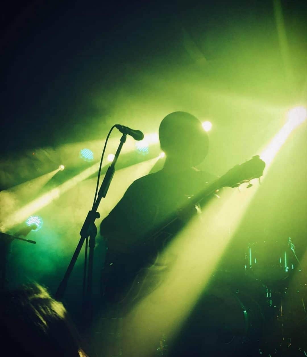 マイケル・マラーキーのインスタグラム：「BRATISLAVA that was insane. Such energy in that room! Thanks to The Randal Club for being such a rad venue and looking after us so well.  NEXT STOP is MILAN on Friday!  Tickets via link IN STORIES 🤘🏽 #Repost @mesmerizing_malarkey 📷: @petrabalajova_」