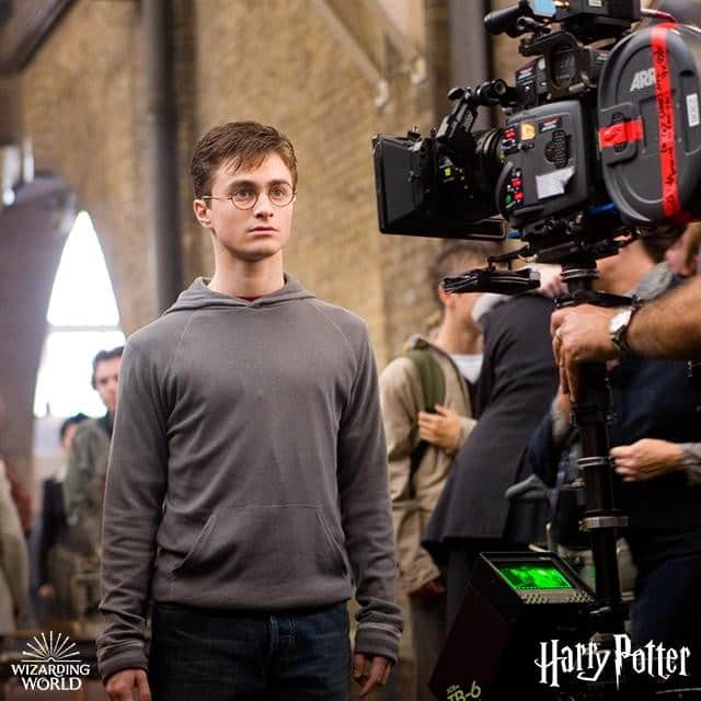 ハリー・ポッターさんのインスタグラム写真 - (ハリー・ポッターInstagram)「Daniel Radcliffe looks ahead to the next scene on the set of Order of the Phoenix. #TBT」1月30日 23時00分 - harrypotter