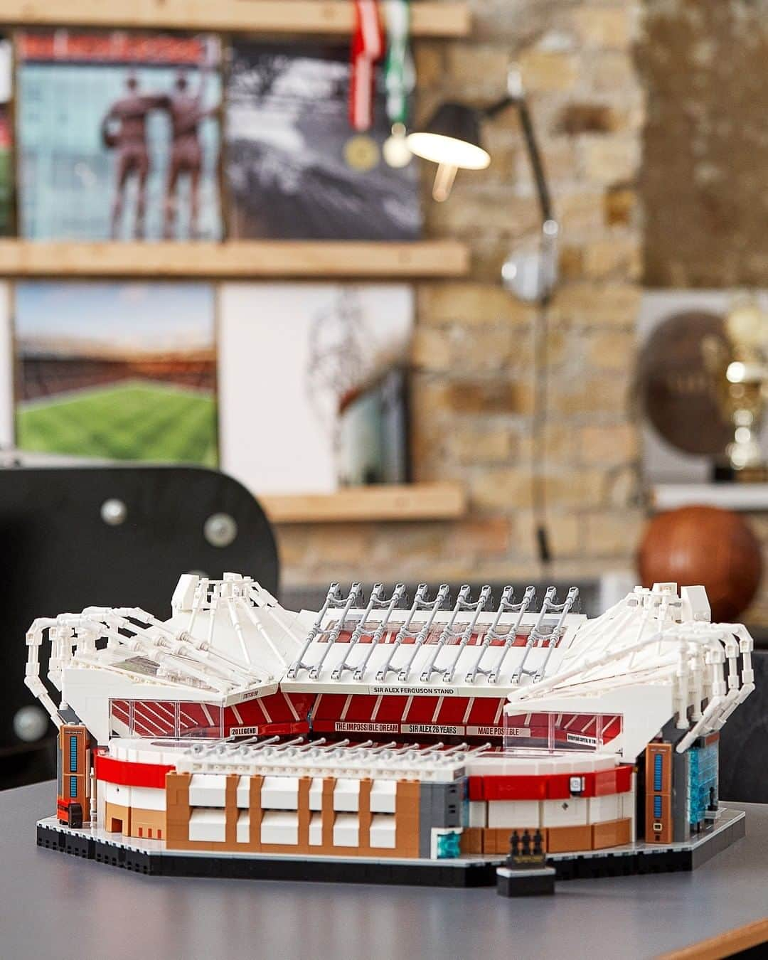 LEGOさんのインスタグラム写真 - (LEGOInstagram)「Every inch of @manchesterunited's Old Trafford Stadium, reimagined in 3,898 pieces!  #LEGO #ManchesterUnited #BuildUnited」1月30日 23時01分 - lego