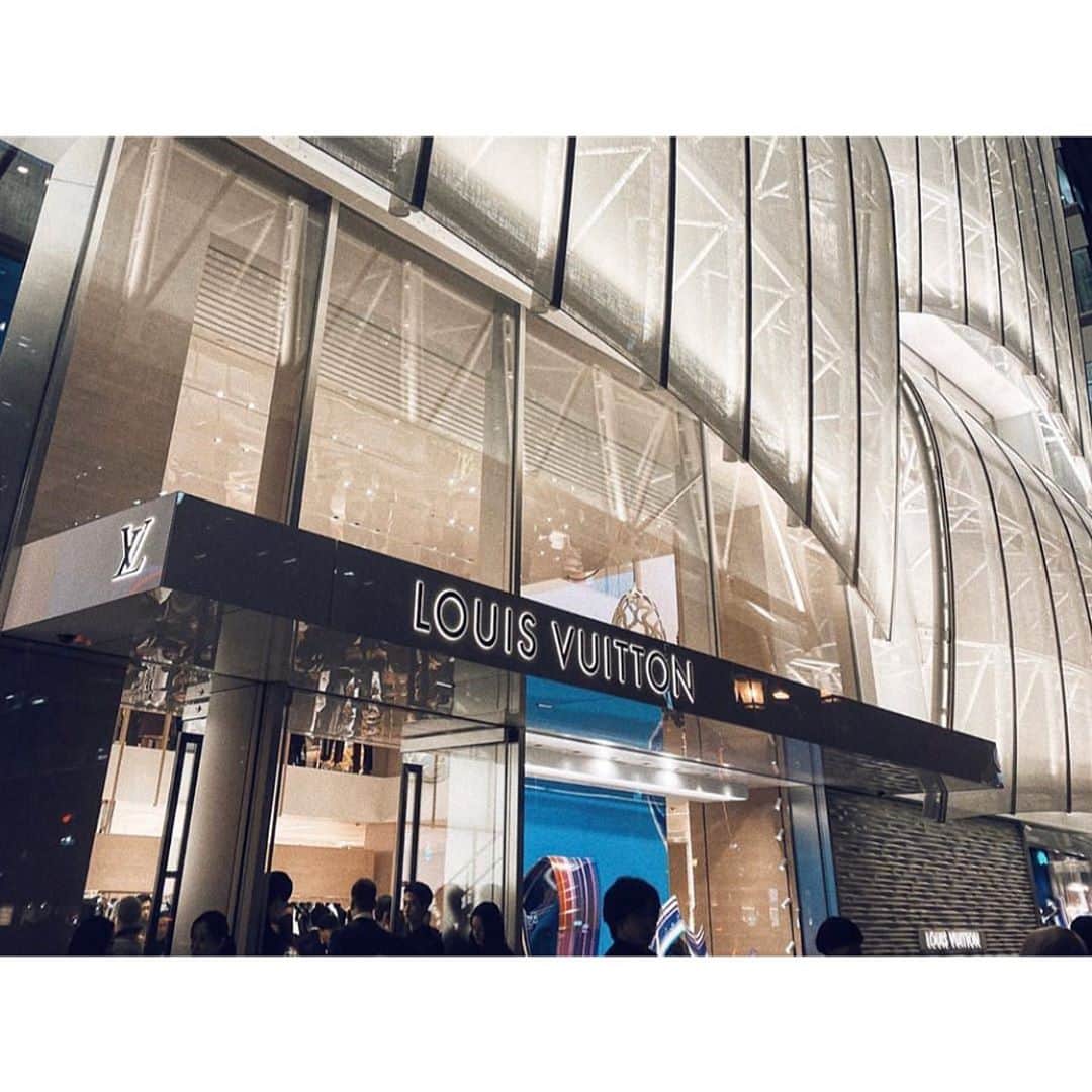 紗栄子さんのインスタグラム写真 - (紗栄子Instagram)「くまモンとバイバイして、昨夜は大阪でオープンした世界でも最大級の　@louisvuitton のストアのオープニングレセプションに🌹 #LouisVuitton #LVMidosuji」1月30日 23時04分 - saekoofficial
