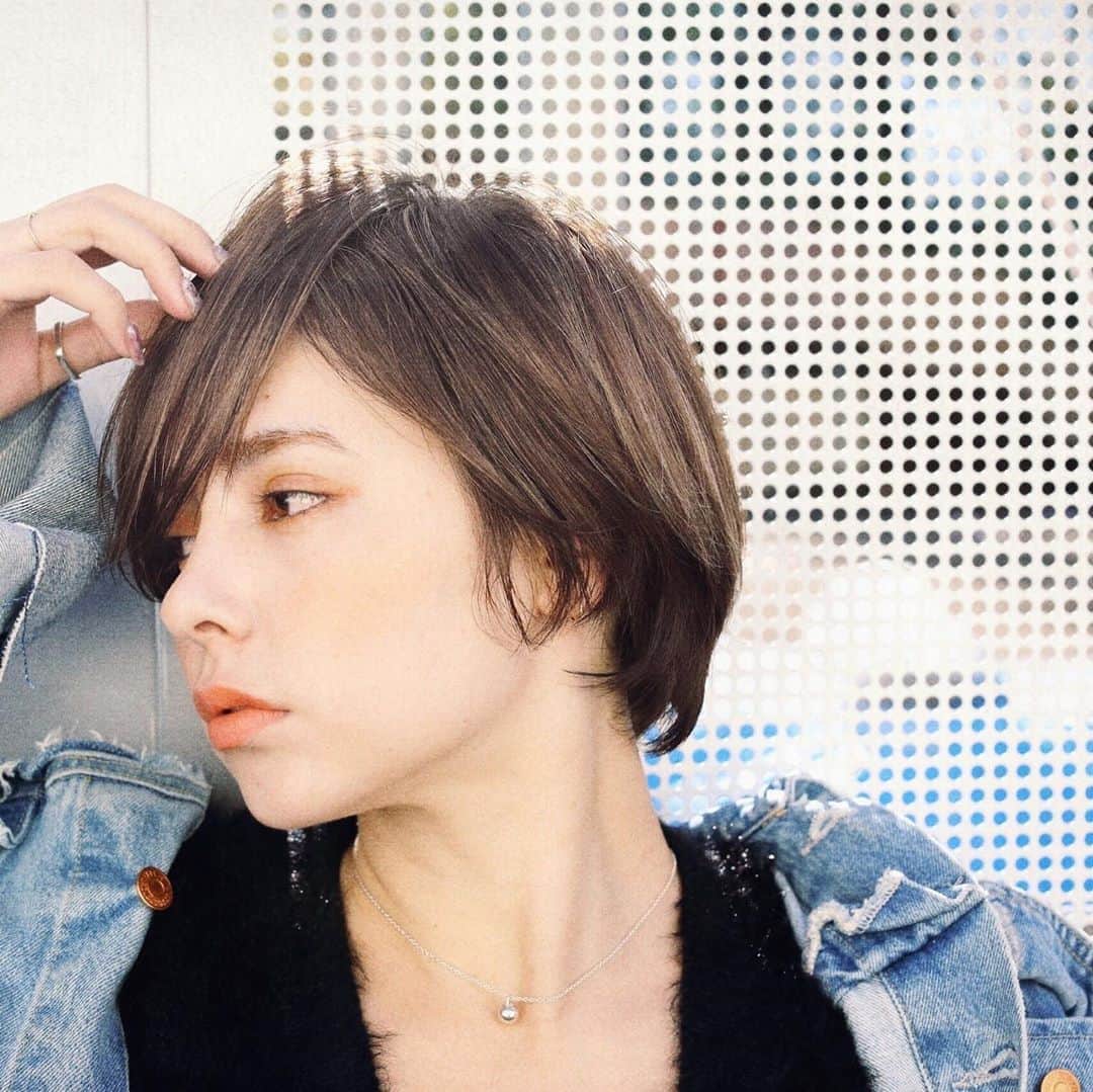 渡部幸也のインスタグラム：「こないだに引き続きネスプレッソさんの《VERTUO》☕️の、今回は発売記念イベントのトークショーのヘアメイクのお仕事✨ その模様はもうネット記事などにはあがってると思うので、興味がある方は見てみてください😊  それでは明日からはまたサロンで頑張りますので、ご予約お待ちしています🙇  まったく関係ないですが、美容院だと前髪下ろした髪型にしてて、プライベートとヘアメイク業の時は前髪分けスタイルです😅  何故かはサロンで聞いてくださいね😆  ワタベ  #ヘアスタイル #ヘア #髪型 #ヘアカタログ #ヘアセット #くせ毛風パーマ #透明感カラー #hair #恵比寿美容院 #代官山美容室 #代官山美容院 #美容学生 #中目黒美容師 #代官山美容師 #恵比寿美容師 #中目黒美容室 #中目黒美容院 #恵比寿美容室 #サロンモデル #中目黒ランチ #恵比寿ランチ #hpb_hair #中目黒 #代官山 #恵比寿 #渋谷 #ar_magazine #murua #emoda #americanvintage ✂︎【ELLA】中目黒  東京都目黒区中目黒1-3-5 目黒プリンスコーポ202  トレンドだけではなく、お客様１人１人の似合わせを重視したヘアスタイルを一緒に考えさせていただきます✂︎✂︎✂︎✂︎✂︎✂︎✂︎✂︎✂︎ 初めてお会いするお客様には最初の見た目は話しかけずらそうと言われますが、ご来店していただいてるお客様には実際会ってみると話しやすくと安心した言われ事がほとんどです😅 なのでご安心して、髪の毛のご相談ください✨  ネット予約がいっぱいの時は、お電話でのお問い合わせをお願い致します🙇 03-6452-2150  皆様からのご予約、お待ちしています😊」