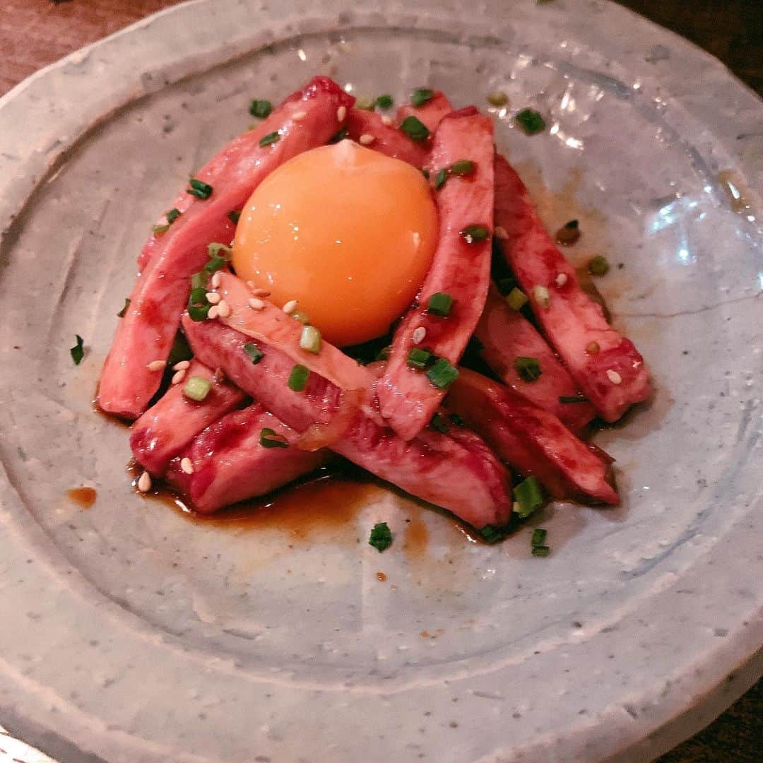 のインスタグラム：「名古屋ラストは、焼肉‼️﻿ ﻿ 久しぶりにお肉ちゃんと食べれた！﻿ ずっと来たかった焼肉屋さんに数年ぶりに来ることができました✨﻿ ﻿ 李昇　本館﻿ 愛知県名古屋市東区泉1-22-36﻿ ﻿ ﻿ サマンサは肉食系女子なので、﻿ 毎回しっかり食べて挑んでいましたが、﻿ 最近体質的に食べられなくなっていたお肉まで食べることができるようになるとは…！﻿ 役作りって凄いな笑。﻿ ﻿ お肉は勿論美味しいのですが、﻿ 〆のネギそばが美味しいのなんのって‼️﻿ 是非〆の余力を残しておいてください👍🏻✨﻿ ﻿ ﻿ ﻿ #名古屋 #名古屋飯 #nagoya﻿ #李昇 #李昇本館﻿ #美食ハンターメンチ﻿ #ayahirano #平野綾﻿」