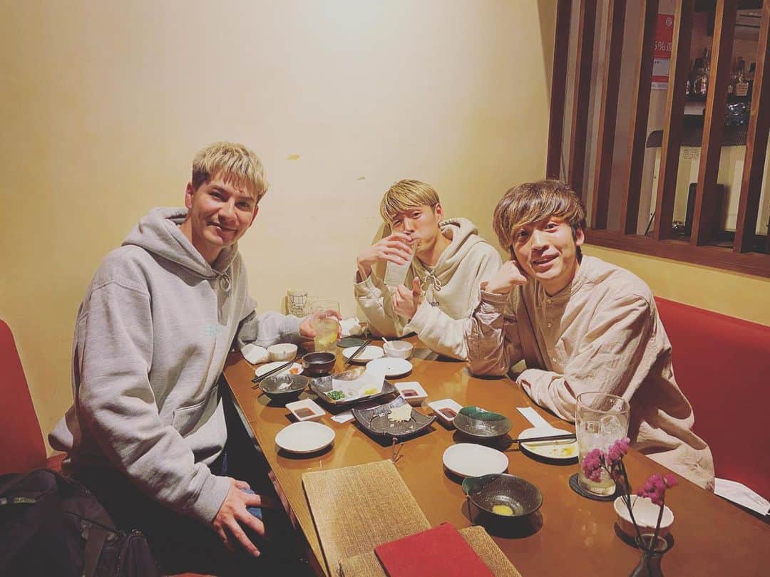 長島涼平のインスタグラム：「JOYとノブさんと飯。  デザートで出されたメロンのことをノブさんは『美味しそうな柿』だと言って食ってました。  #JOY #thetelephones」