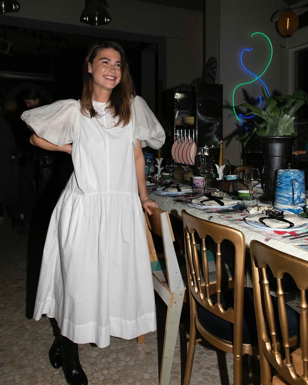 シー ニューヨークさんのインスタグラム写真 - (シー ニューヨークInstagram)「@sophiaroe glowing in the Olive Midi Dress 🕊 Available online & in store」1月30日 23時10分 - seanewyork