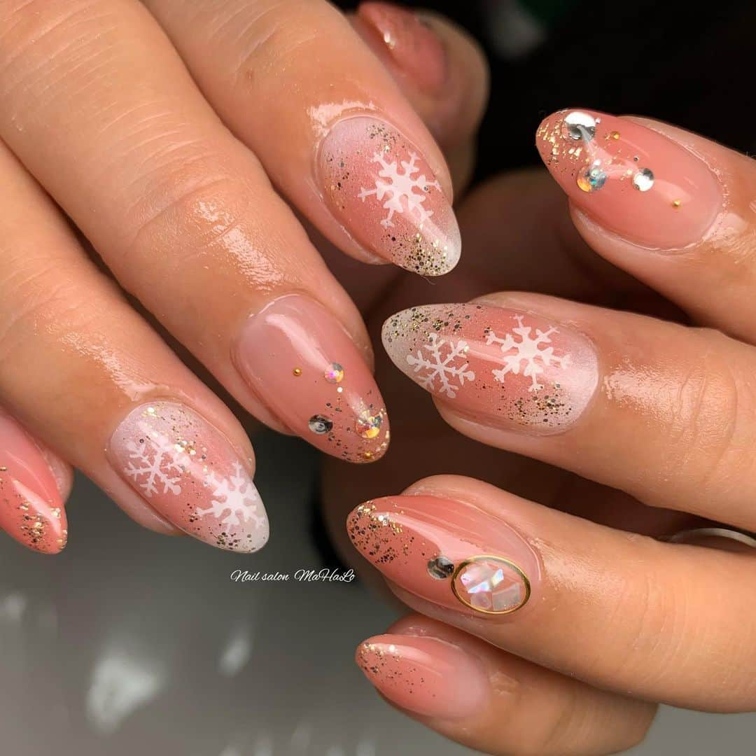 神原美香さんのインスタグラム写真 - (神原美香Instagram)「. . ひろみちゃんNail ☆ 毎年したくなる 雪の結晶ネイル❄️☃️ . . . . ‾‾‾‾‾‾‾‾‾‾‾‾‾‾‾‾‾‾‾‾‾‾‾‾‾‾‾‾‾‾‾‾‾‾‾‾‾‾‾‾‾‾‾ 随時ご予約受付中🌟 Nail salon MaHaLo 大阪＊梅田＊北新地 〠大阪市北区梅田1丁目2-2-B100号 大阪駅前第2ビルB1F ☎️06-6345-2220 📩mahalo.nail.0420@gmail.com LINE@📱@mahalo-umeda 当日ご予約も受け付けております✨ お気軽にお問い合わせください💖 ‾‾‾‾‾‾‾‾‾‾‾‾‾‾‾‾‾‾‾‾‾‾‾‾‾‾‾‾‾‾‾‾‾‾‾‾‾‾‾‾‾‾‾ #nail#ネイル#follow#instagood#beautiful#nailstagram#大阪#北新地#梅田ネイルサロン#大阪ネイルサロン#NailsalonMaHaLo#네일아트#네일#젤네일#gelnails#nailart#fashion#美甲#スカルプ#オトナ女子ネイル#可愛い#nails#ジェルネイル#ネイルデザイン#オフィスネイル#上品ネイル#冬ネイル#シンプルネイル#結晶ネイル#エアブラシネイル」1月30日 23時12分 - mahalo.nail2012